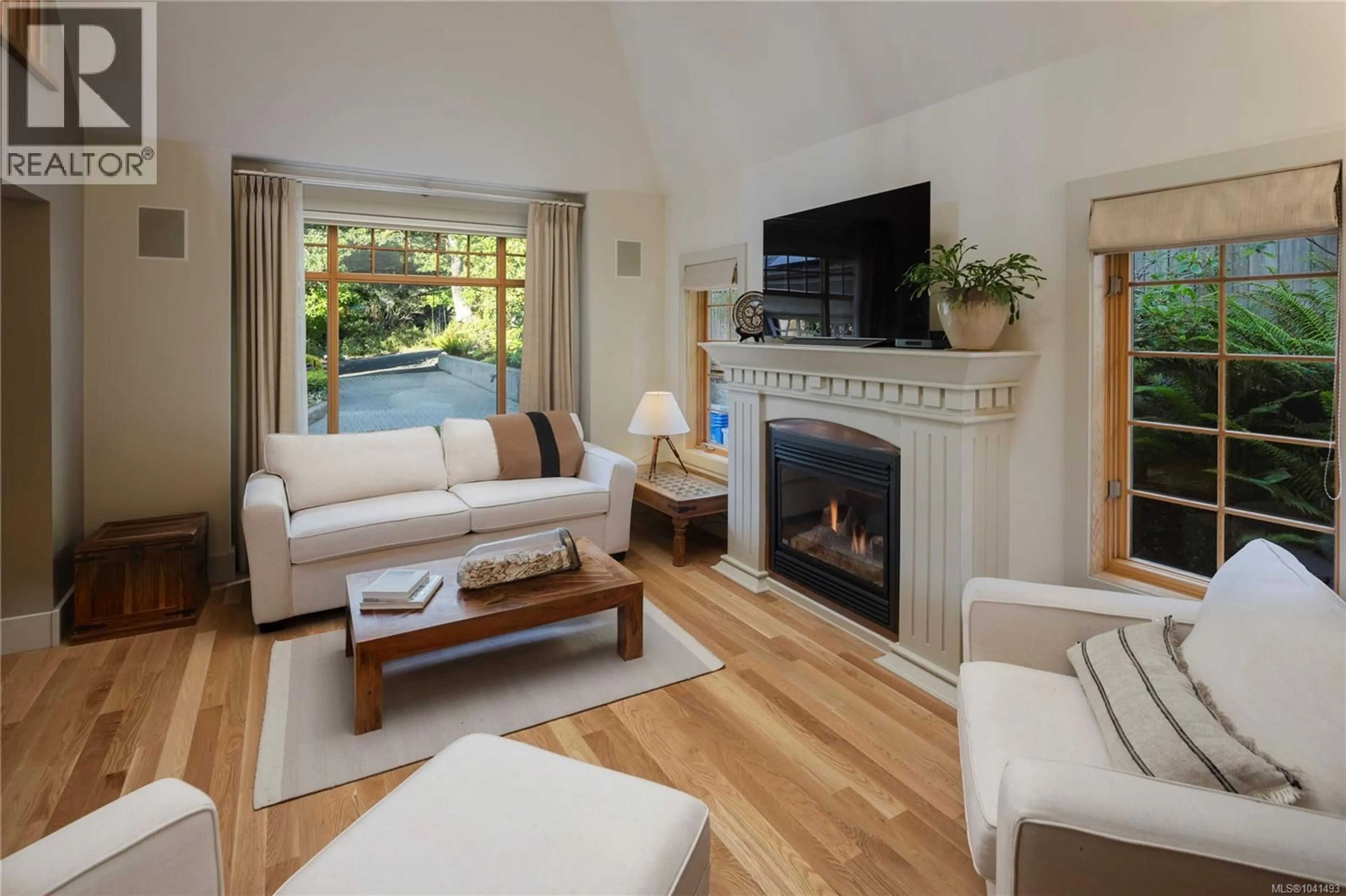 Living room with furniture, unknown for 586 ISLAND ROAD, Oak Bay British Columbia V8S2T6