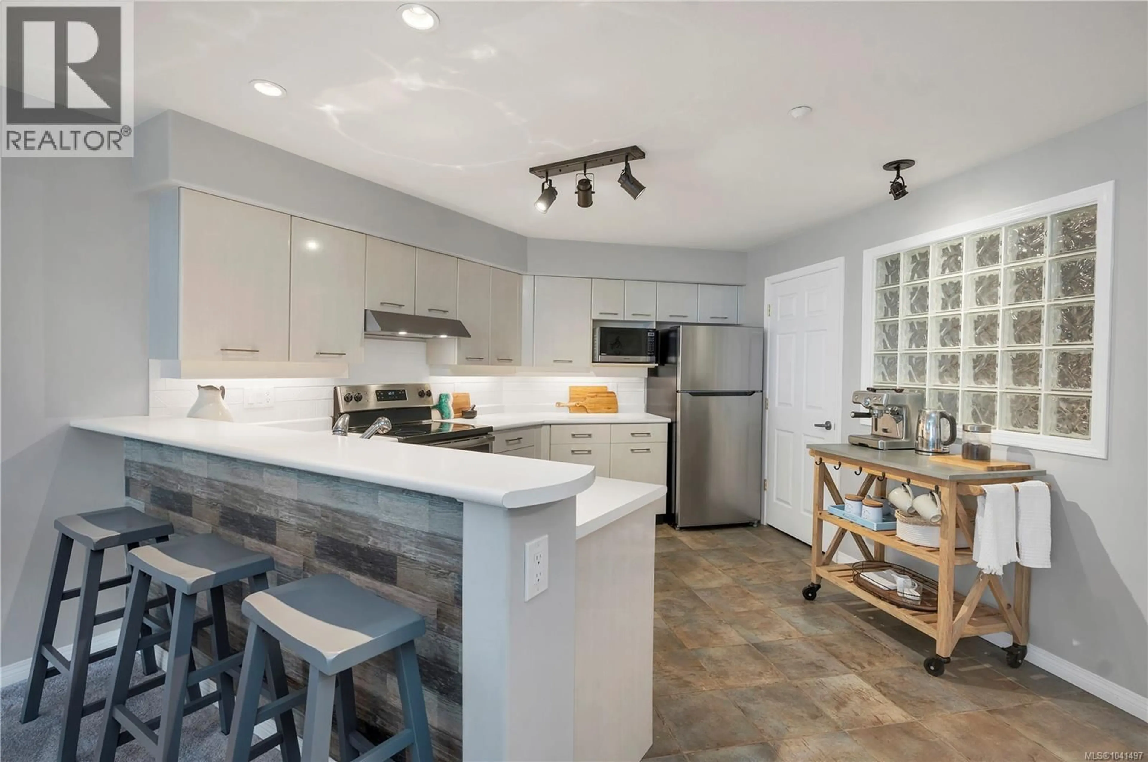 Open concept kitchen, unknown for 107 - 350 ISLAND HIGHWAY SOUTH, Campbell River British Columbia V9W1A5