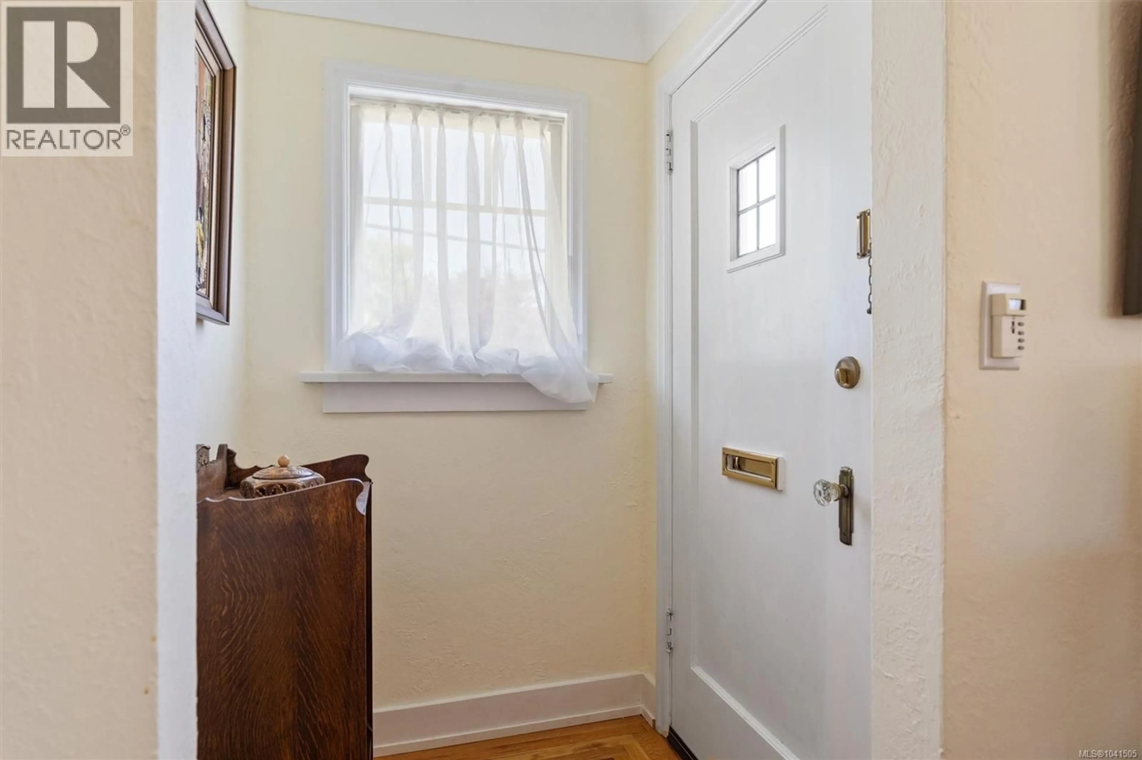Indoor entryway for 2183 CENTRAL AVENUE, Oak Bay British Columbia V8S2R6