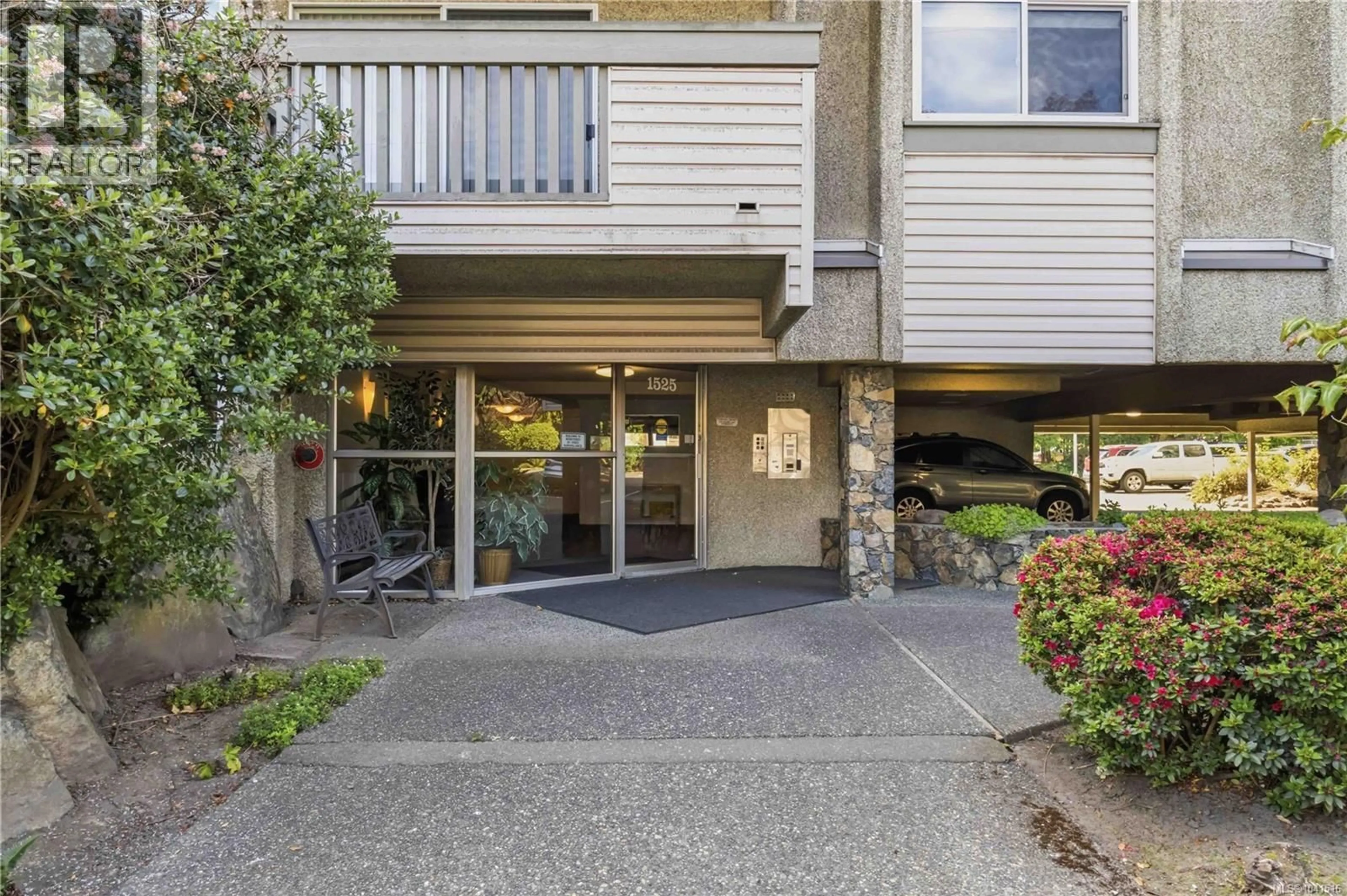 Indoor foyer for 306 - 1525 HILLSIDE AVENUE, Victoria British Columbia V8T2C1