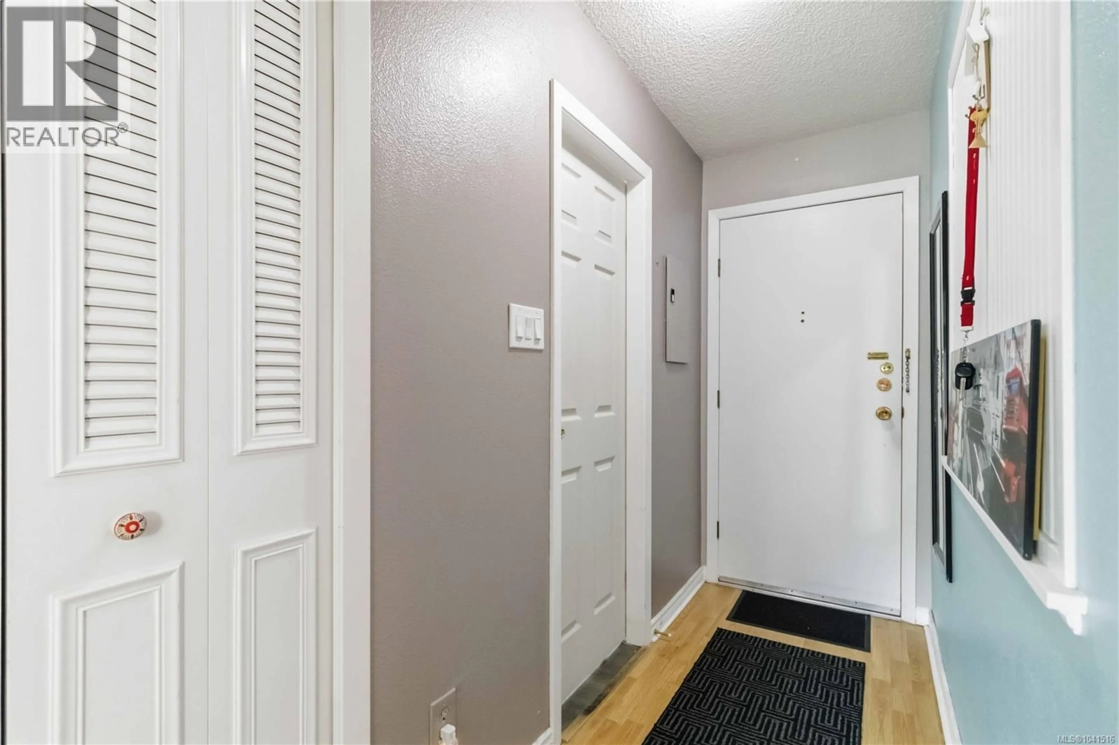 Indoor entryway for 306 - 1525 HILLSIDE AVENUE, Victoria British Columbia V8T2C1