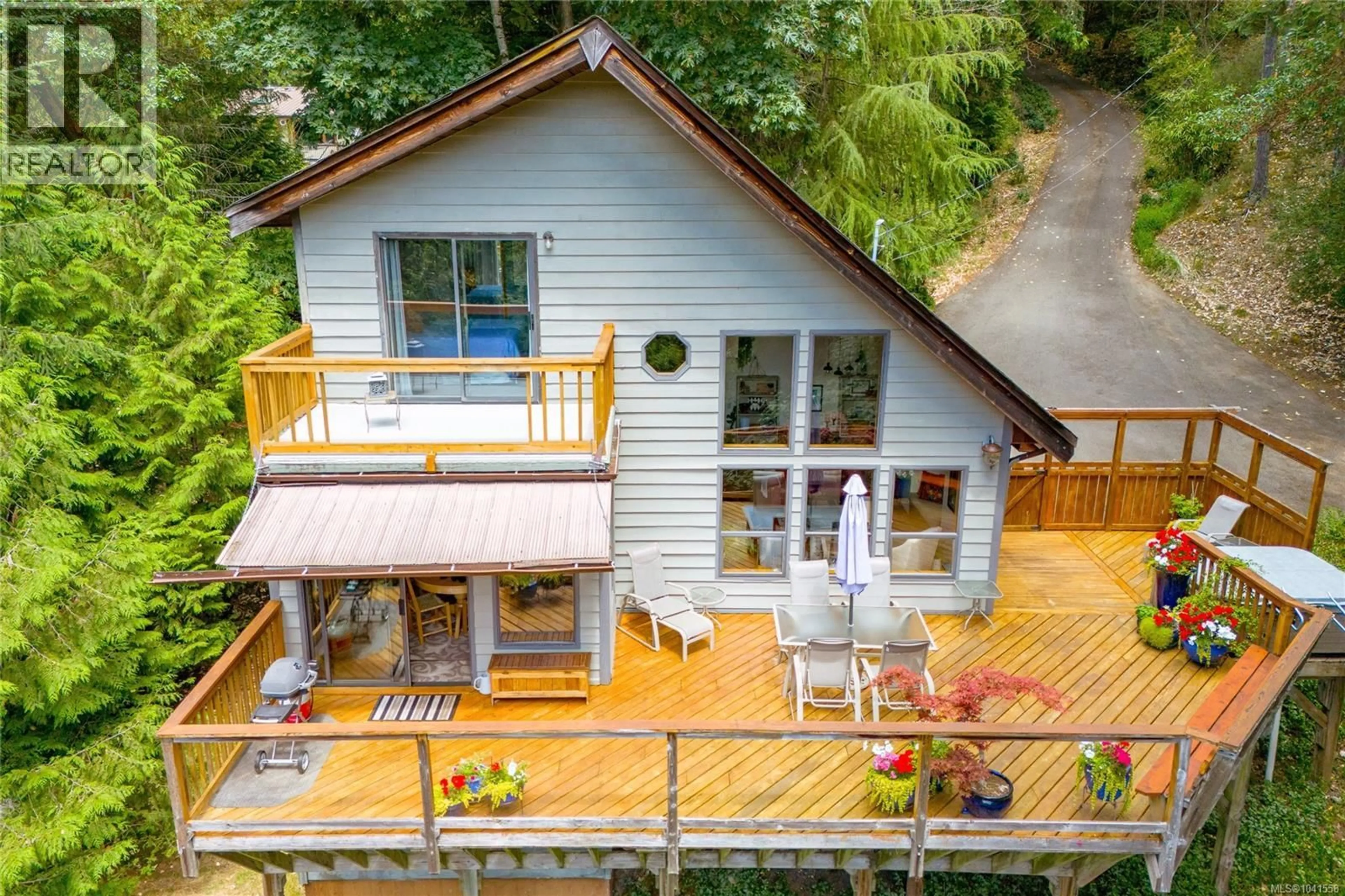 A pic from outside/outdoor area/front of a property/back of a property/a pic from drone, water/lake/river/ocean view for 570 BAYVIEW PLACE, Duncan British Columbia V9L5X7
