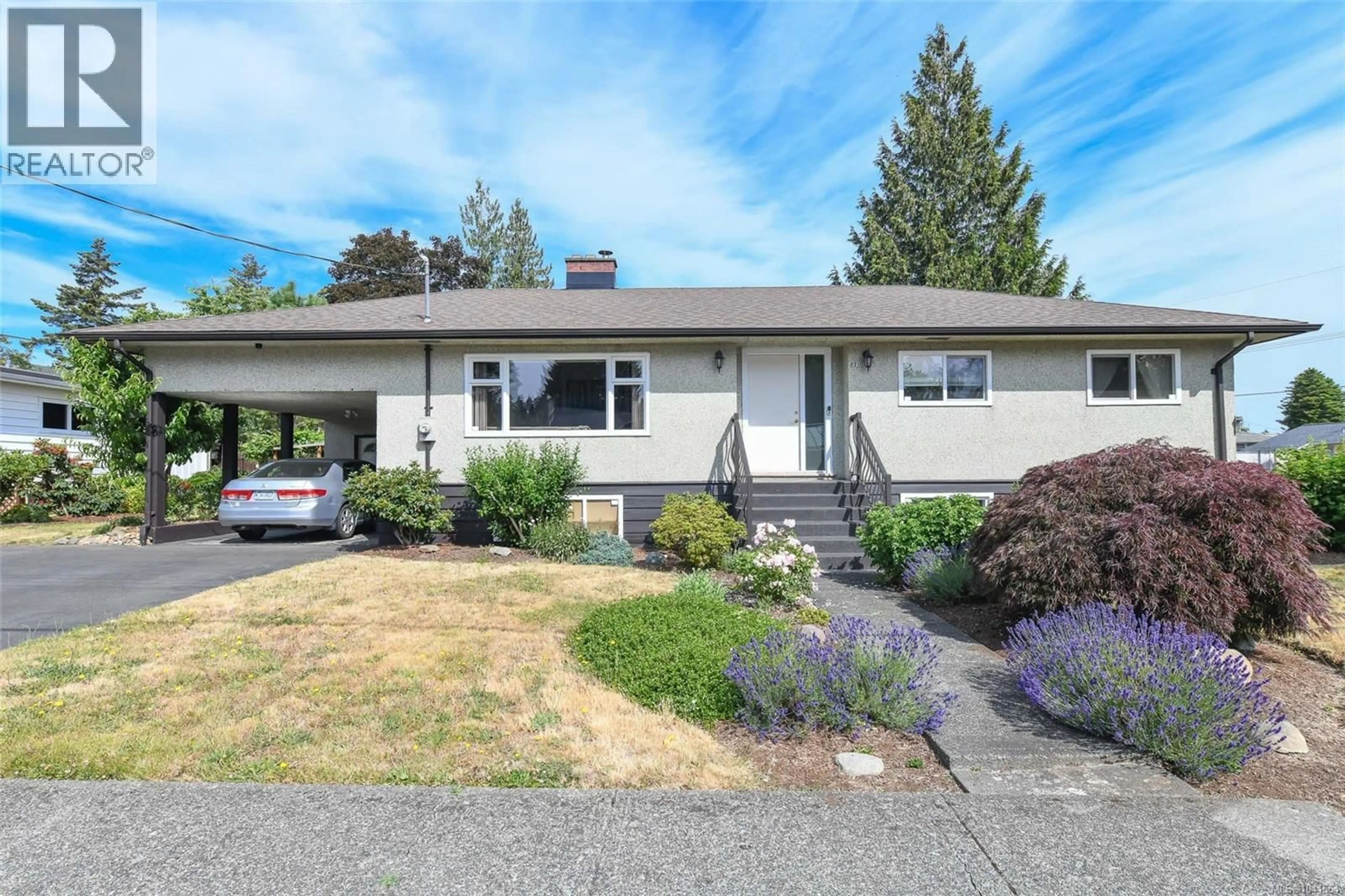 Home with vinyl exterior material, street for 721 18TH STREET, Courtenay British Columbia V9N2A4