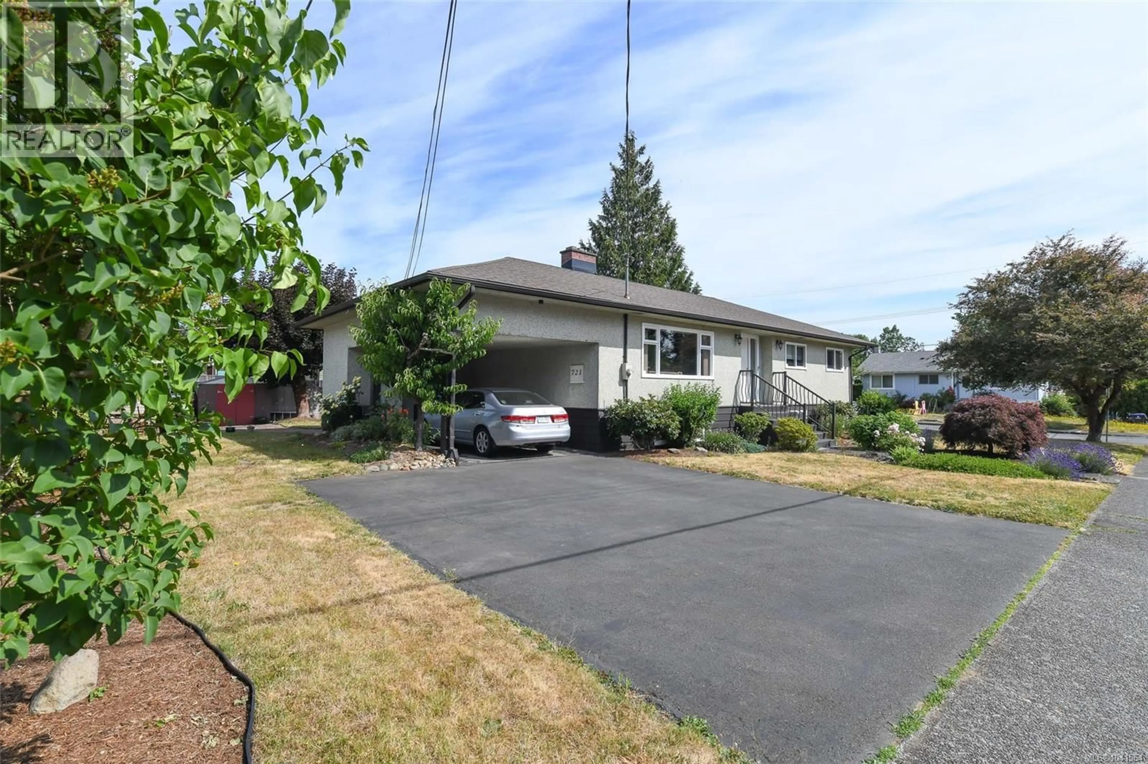 Home with vinyl exterior material, street for 721 18TH STREET, Courtenay British Columbia V9N2A4
