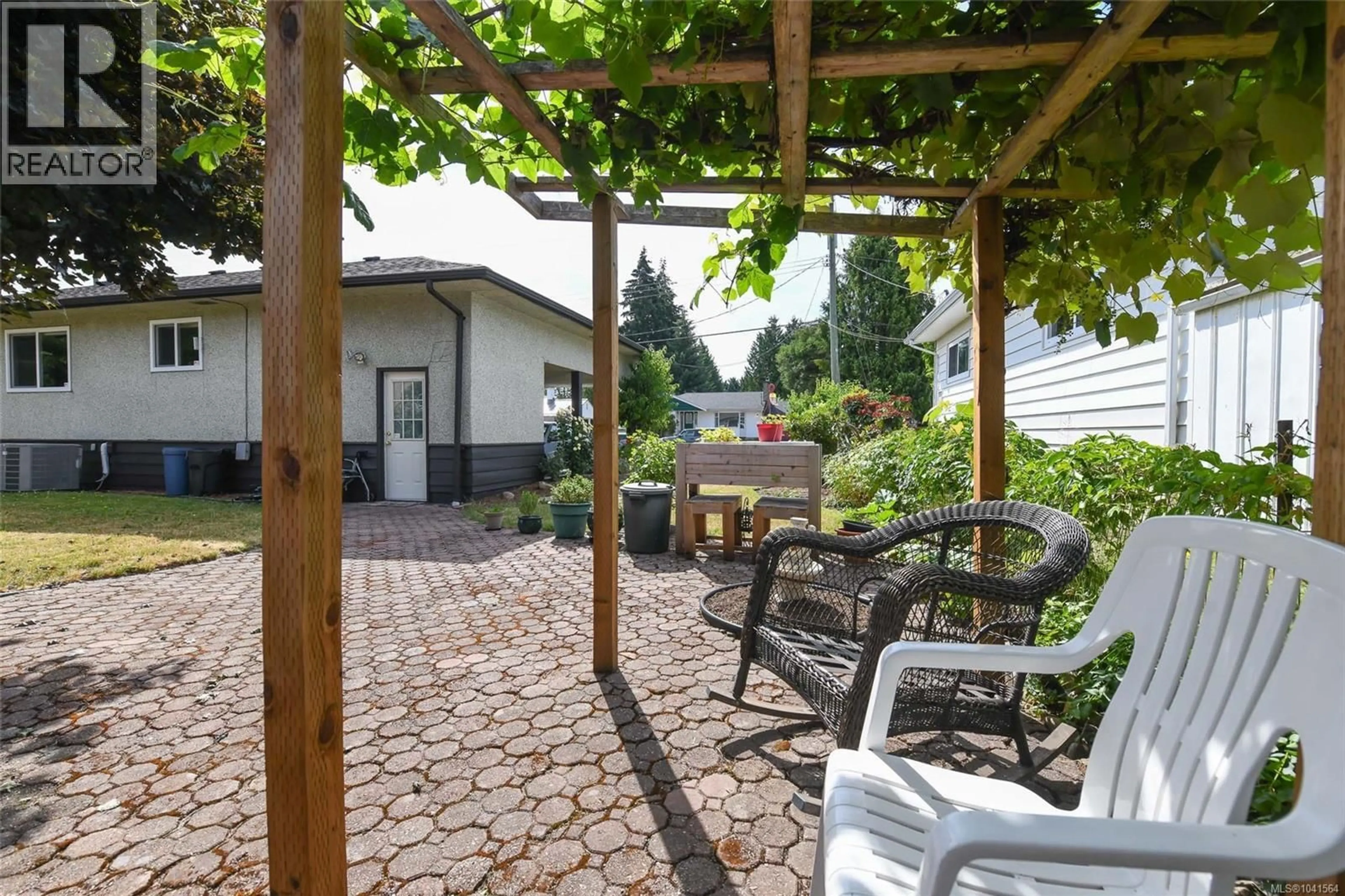 Patio, street for 721 18TH STREET, Courtenay British Columbia V9N2A4