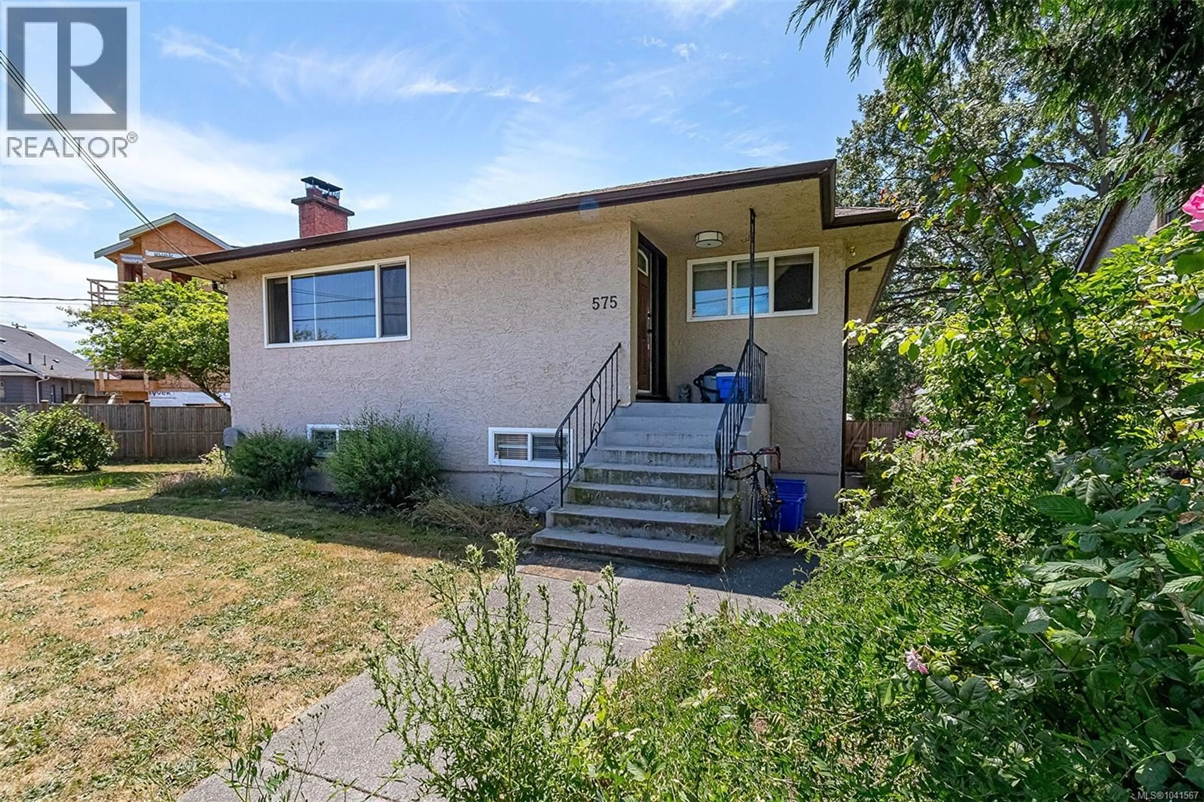 Home with vinyl exterior material, street for 575 BURNSIDE ROAD EAST, Victoria British Columbia V8T2X7