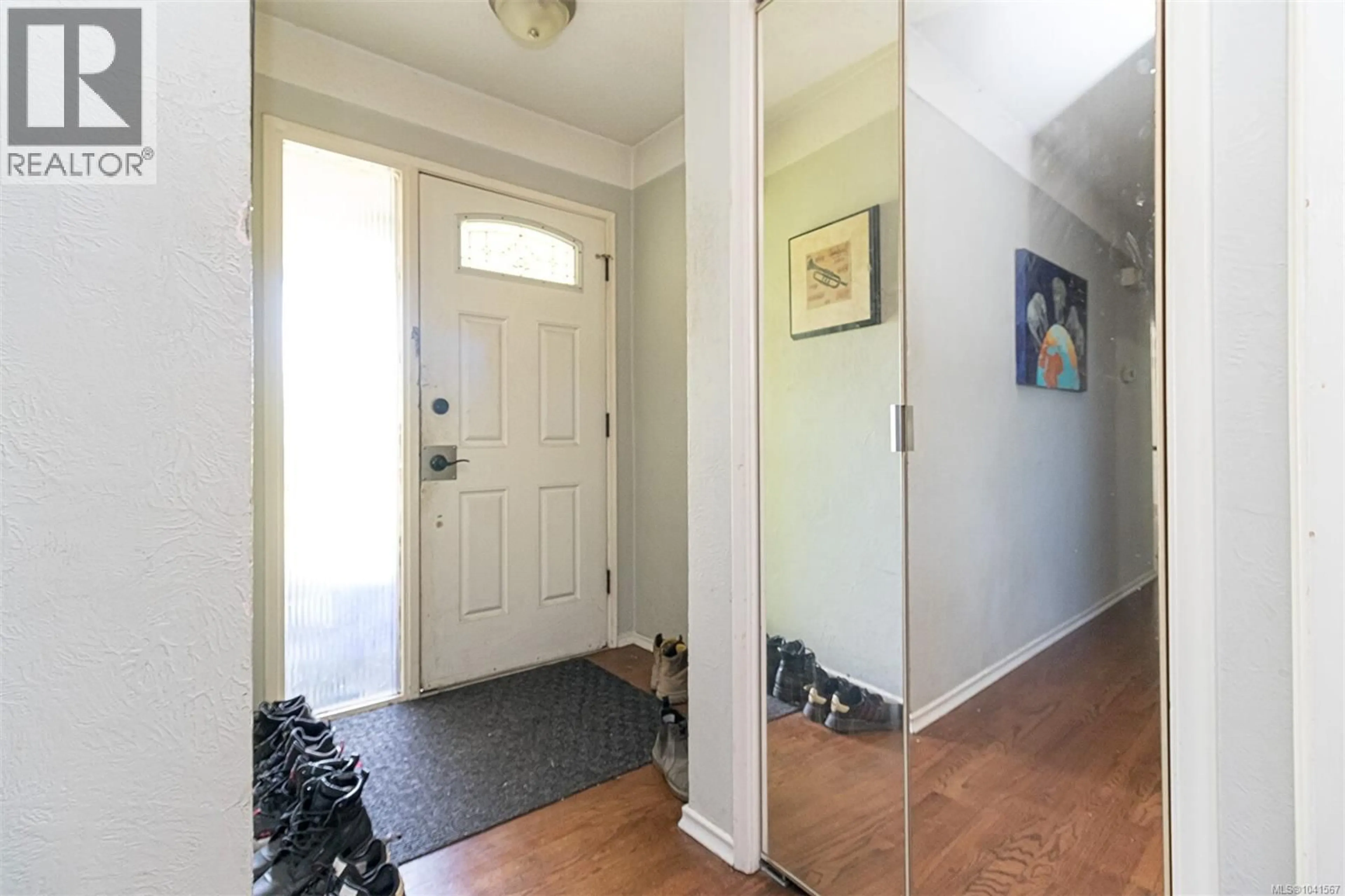 Indoor entryway for 575 BURNSIDE ROAD EAST, Victoria British Columbia V8T2X7