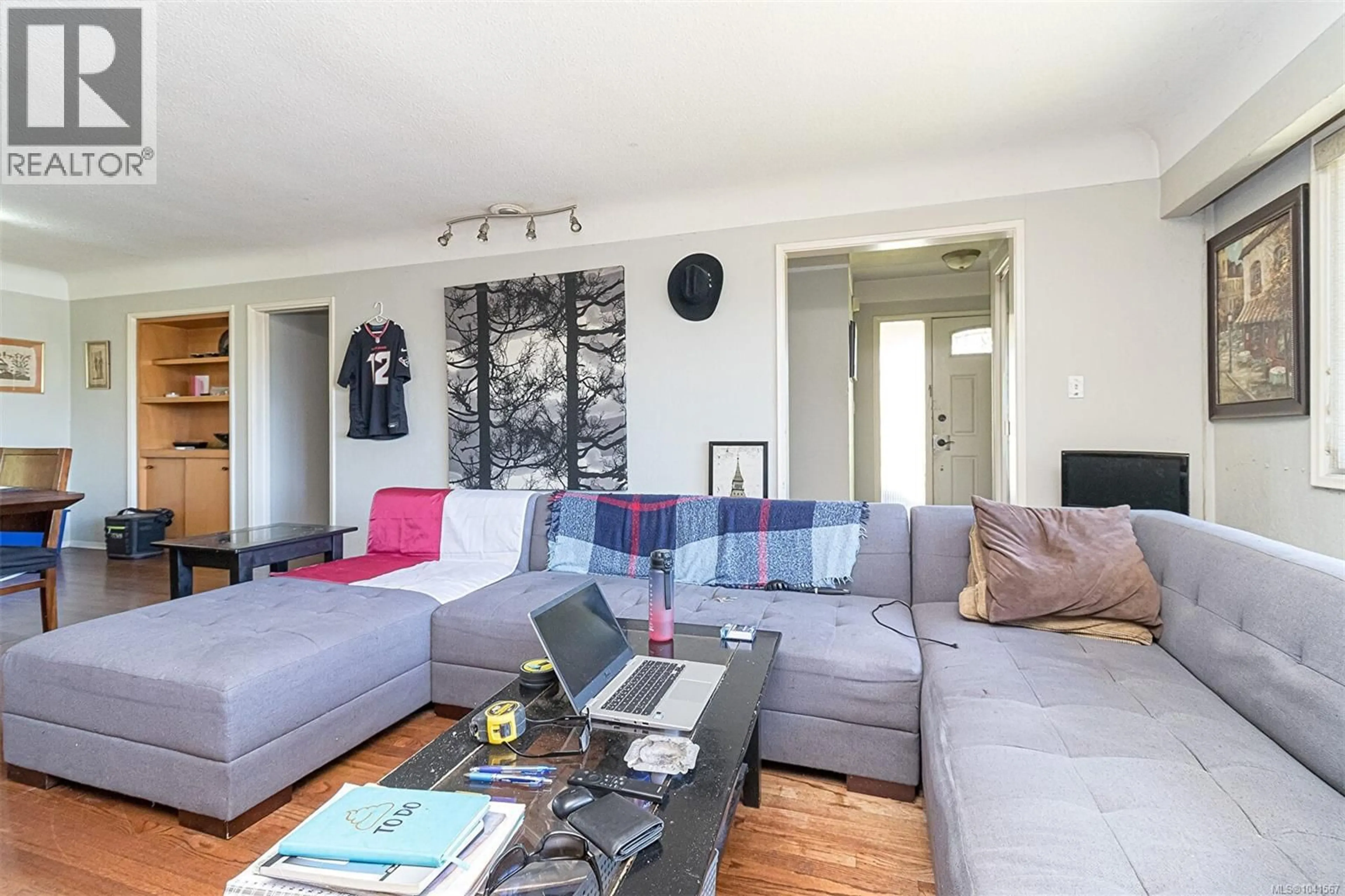 Living room with furniture, unknown for 575 BURNSIDE ROAD EAST, Victoria British Columbia V8T2X7