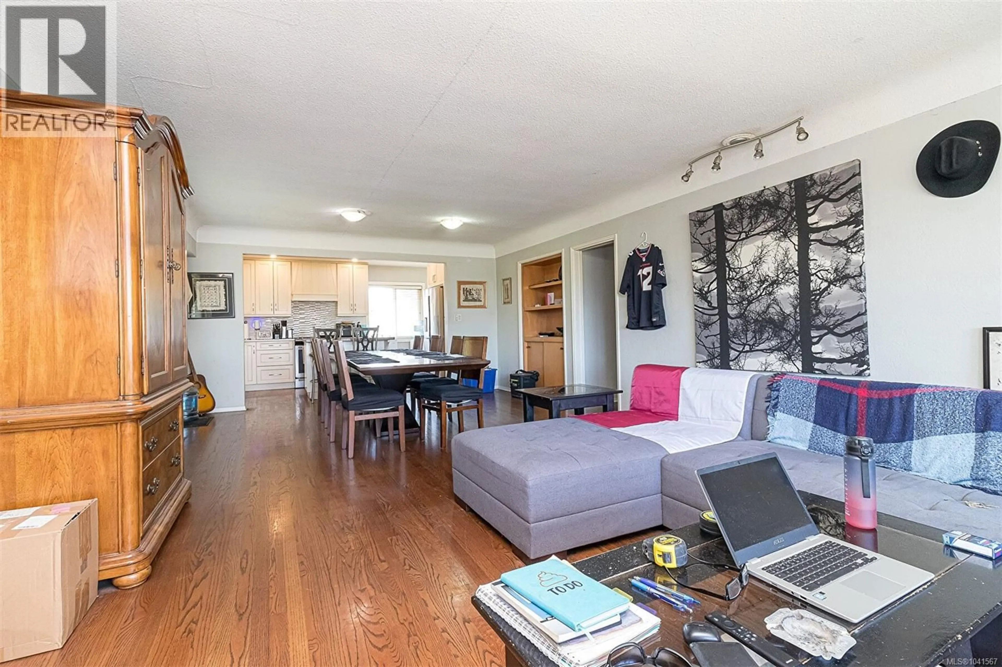 Living room with furniture, wood/laminate floor for 575 BURNSIDE ROAD EAST, Victoria British Columbia V8T2X7