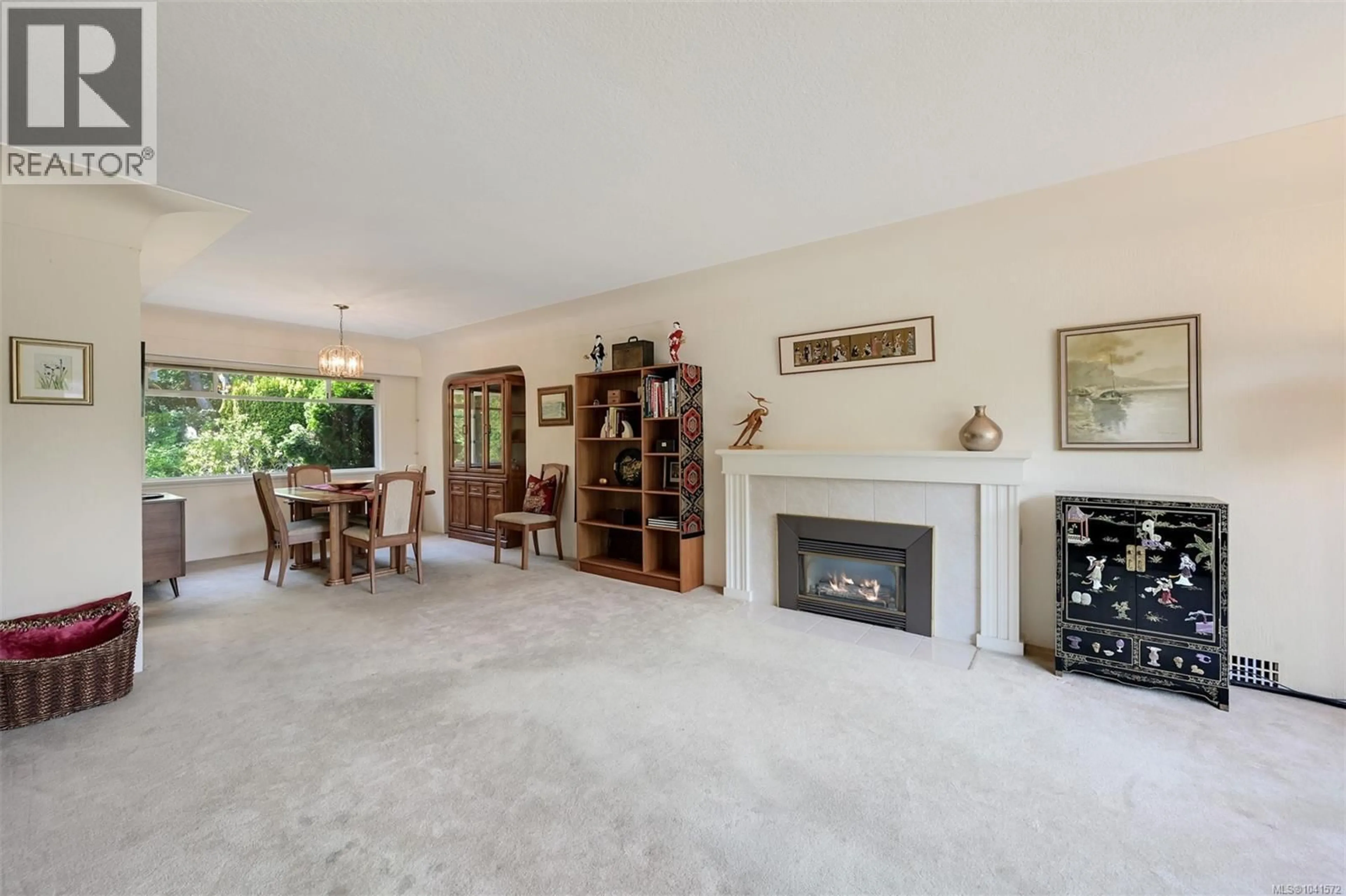 Living room with furniture, unknown for 930 RUNNYMEDE PLACE, Oak Bay British Columbia V8S2V9