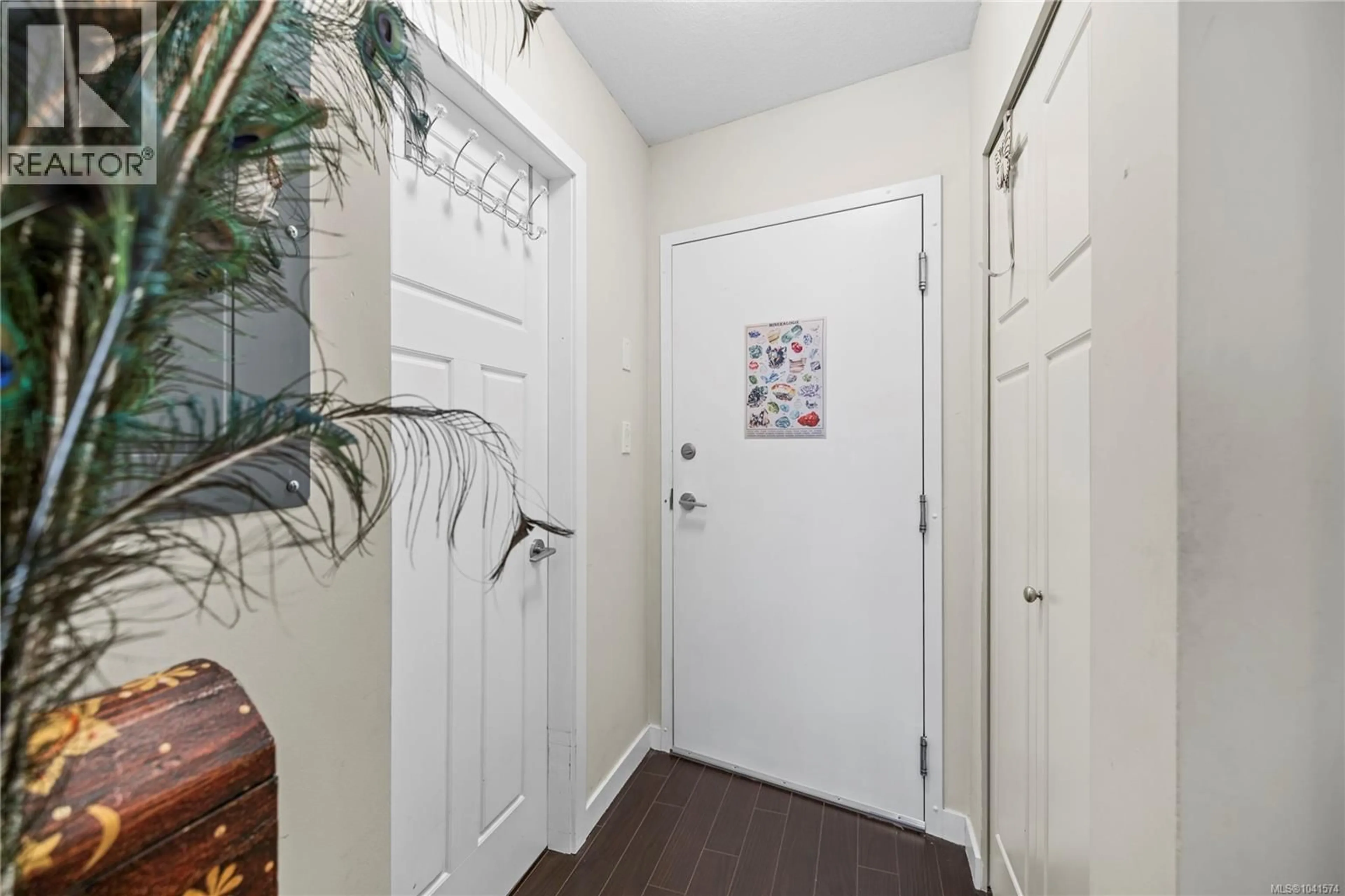 Indoor entryway for 204 - 99 CHAPEL STREET, Nanaimo British Columbia V9R5H3