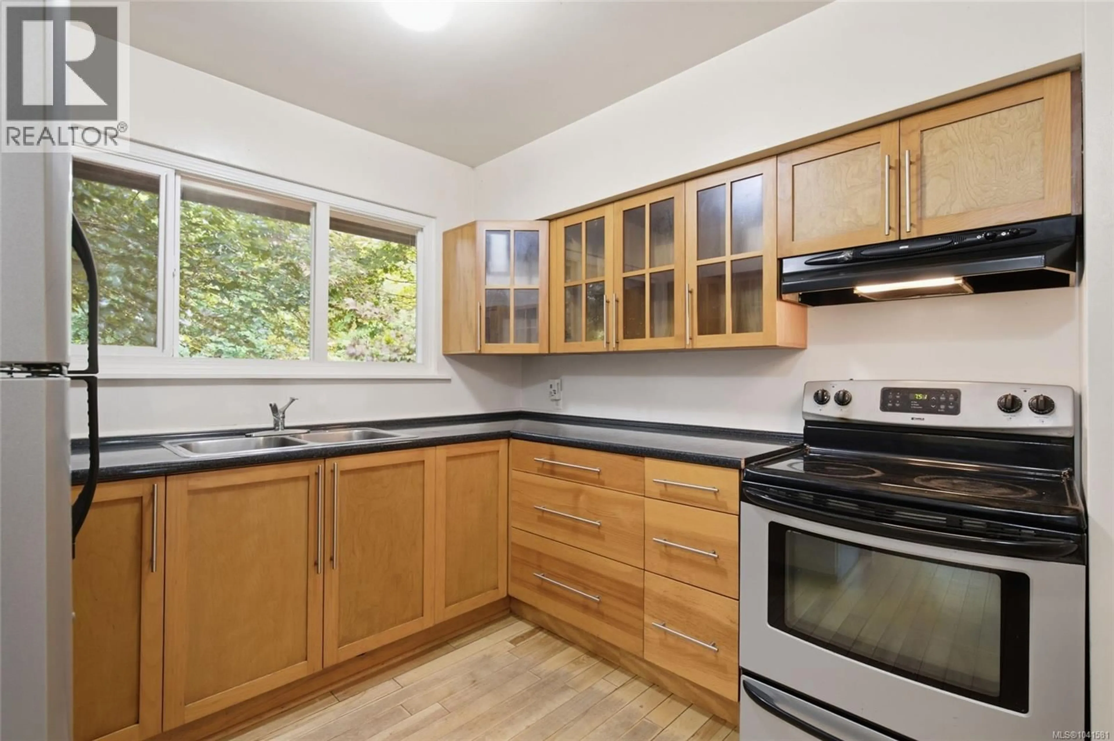 Standard kitchen, wood/laminate floor for 635 BRUCE AVENUE, Nanaimo British Columbia V9R3Y8