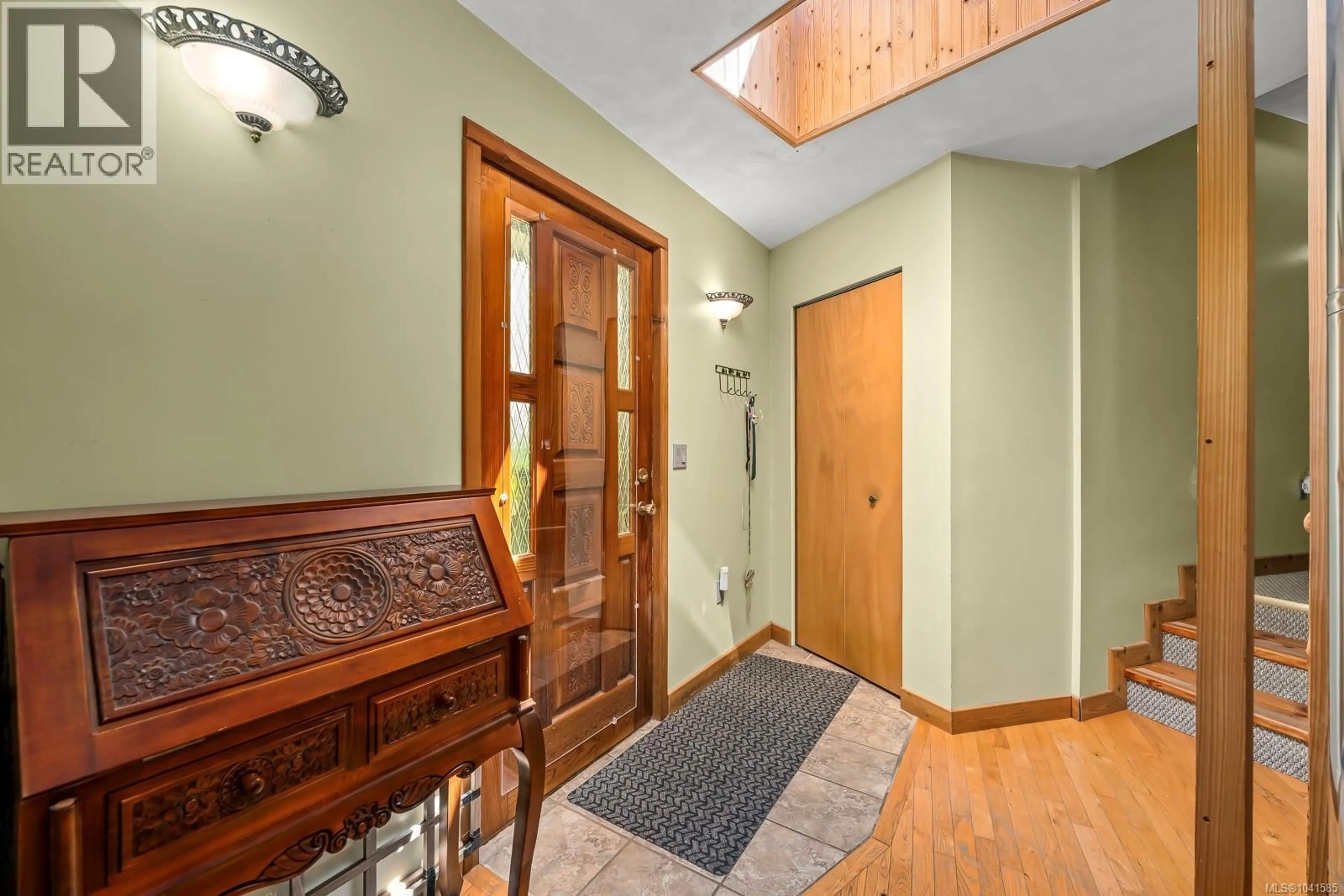 Indoor foyer for 4530 THOMPSON CLARKE DRIVE EAST, Bowser British Columbia V0R1G0