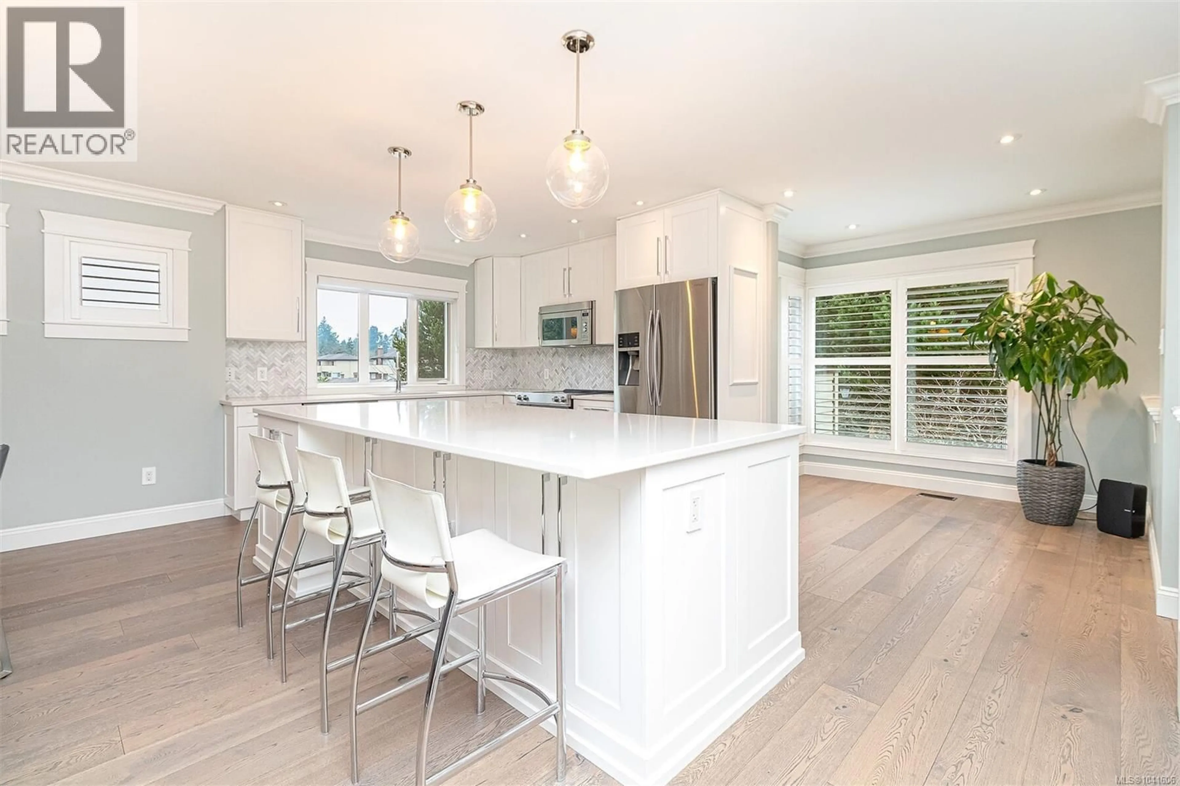 Open concept kitchen, wood/laminate floor for 108 - 2345 CEDAR HILL CROSS ROAD, Oak Bay British Columbia V8P5M8