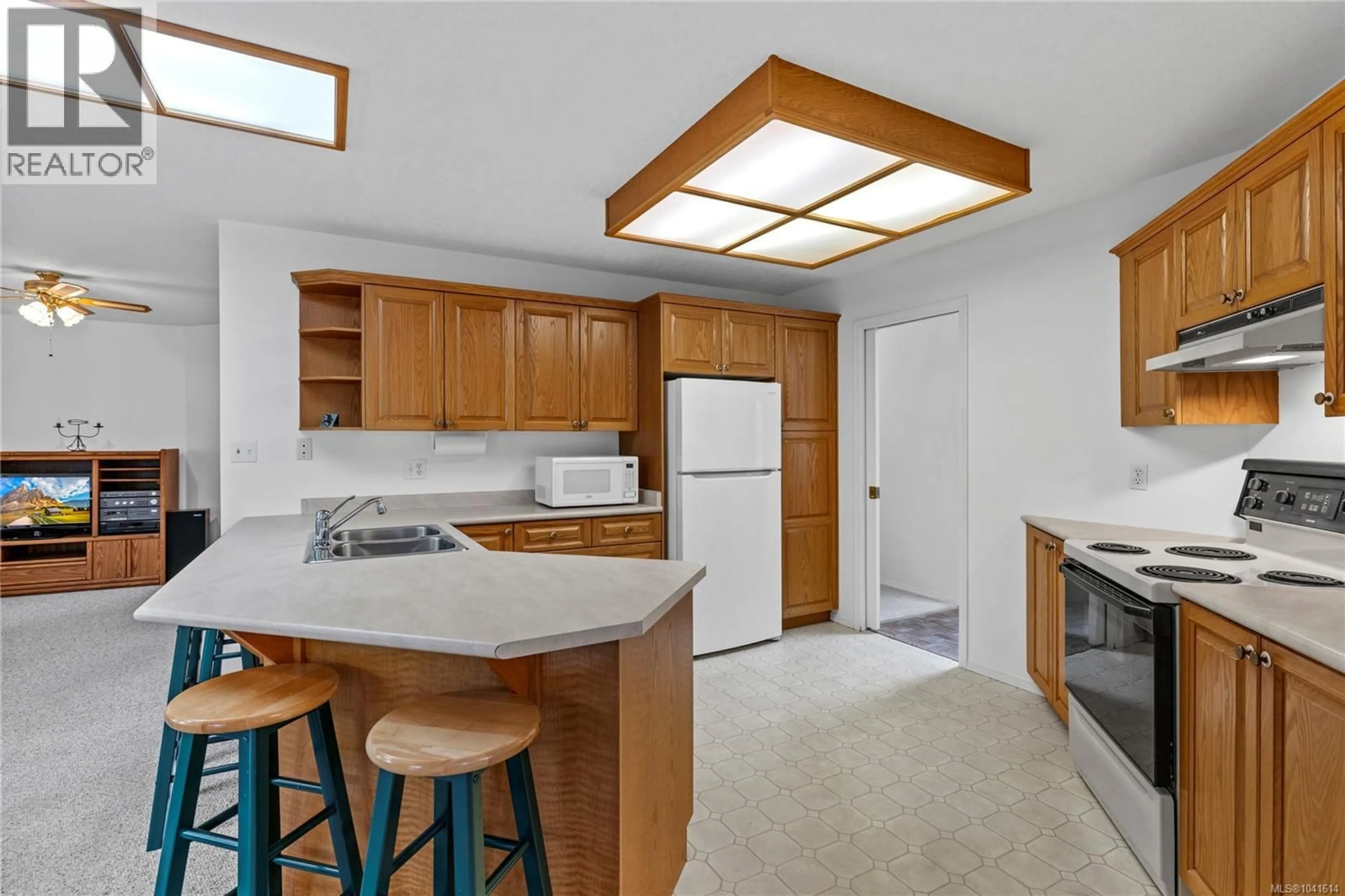 Standard kitchen, ceramic/tile floor for 464 QUATSINO ROAD, Qualicum Beach British Columbia V9K1B5