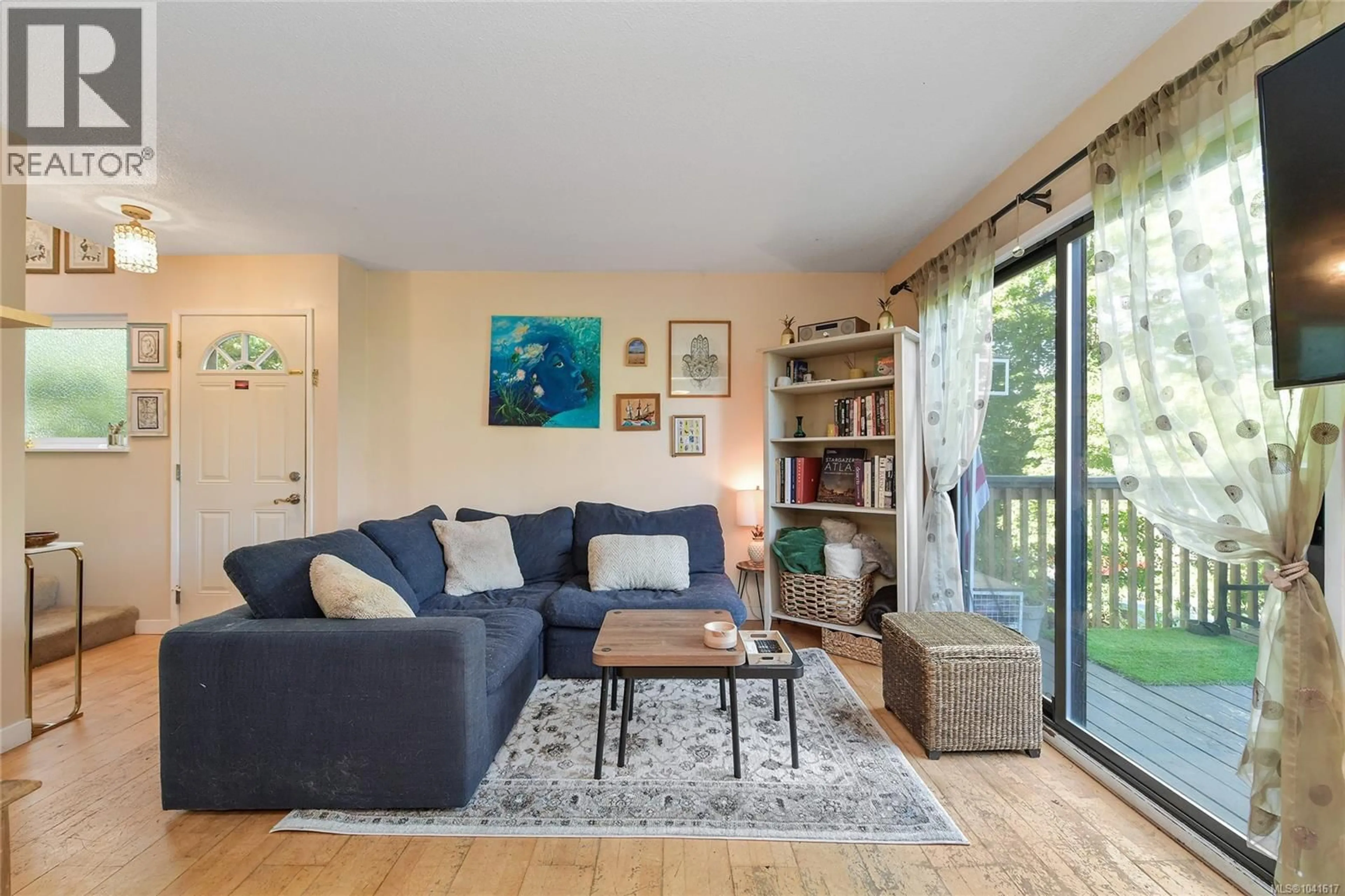 Living room with furniture, wood/laminate floor for 524 CROSSANDRA CRESCENT, Saanich British Columbia V8Z6G3