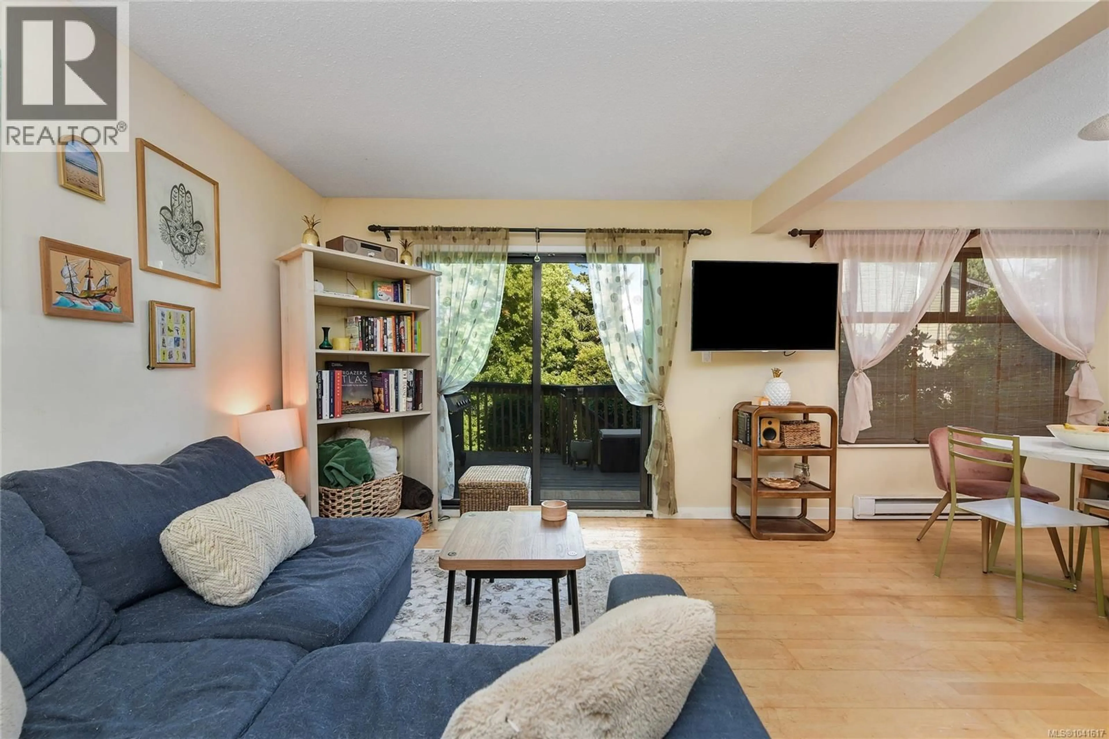 Living room with furniture, unknown for 524 CROSSANDRA CRESCENT, Saanich British Columbia V8Z6G3