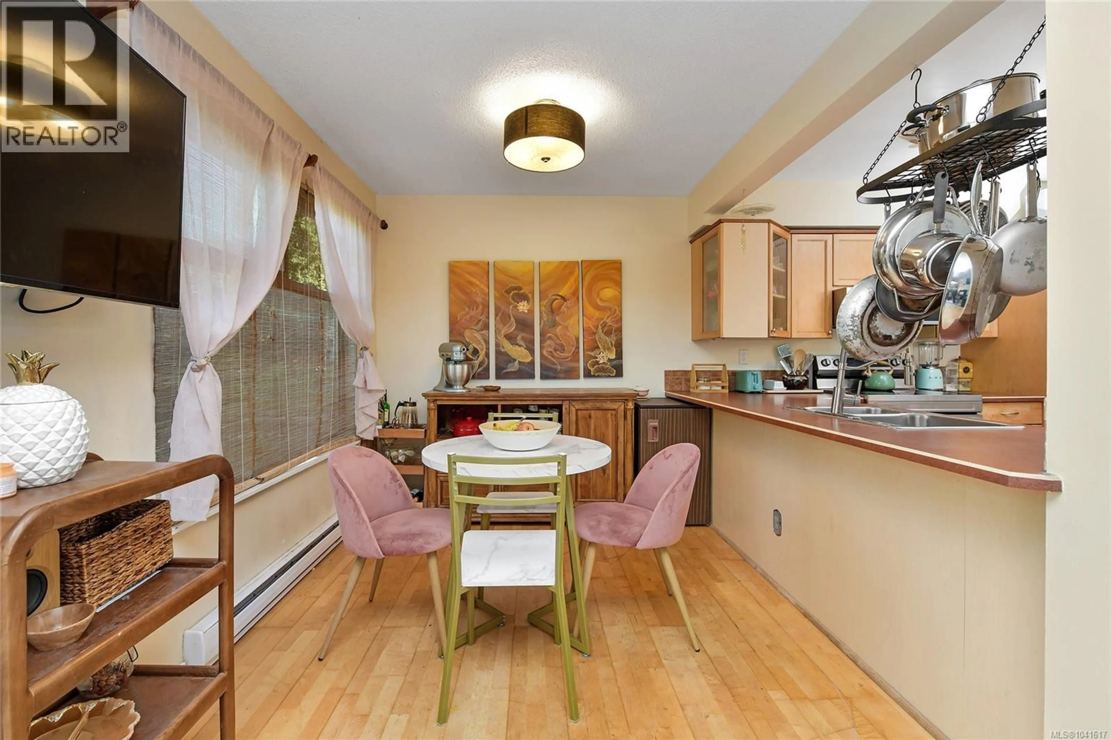 Dining room, unknown for 524 CROSSANDRA CRESCENT, Saanich British Columbia V8Z6G3
