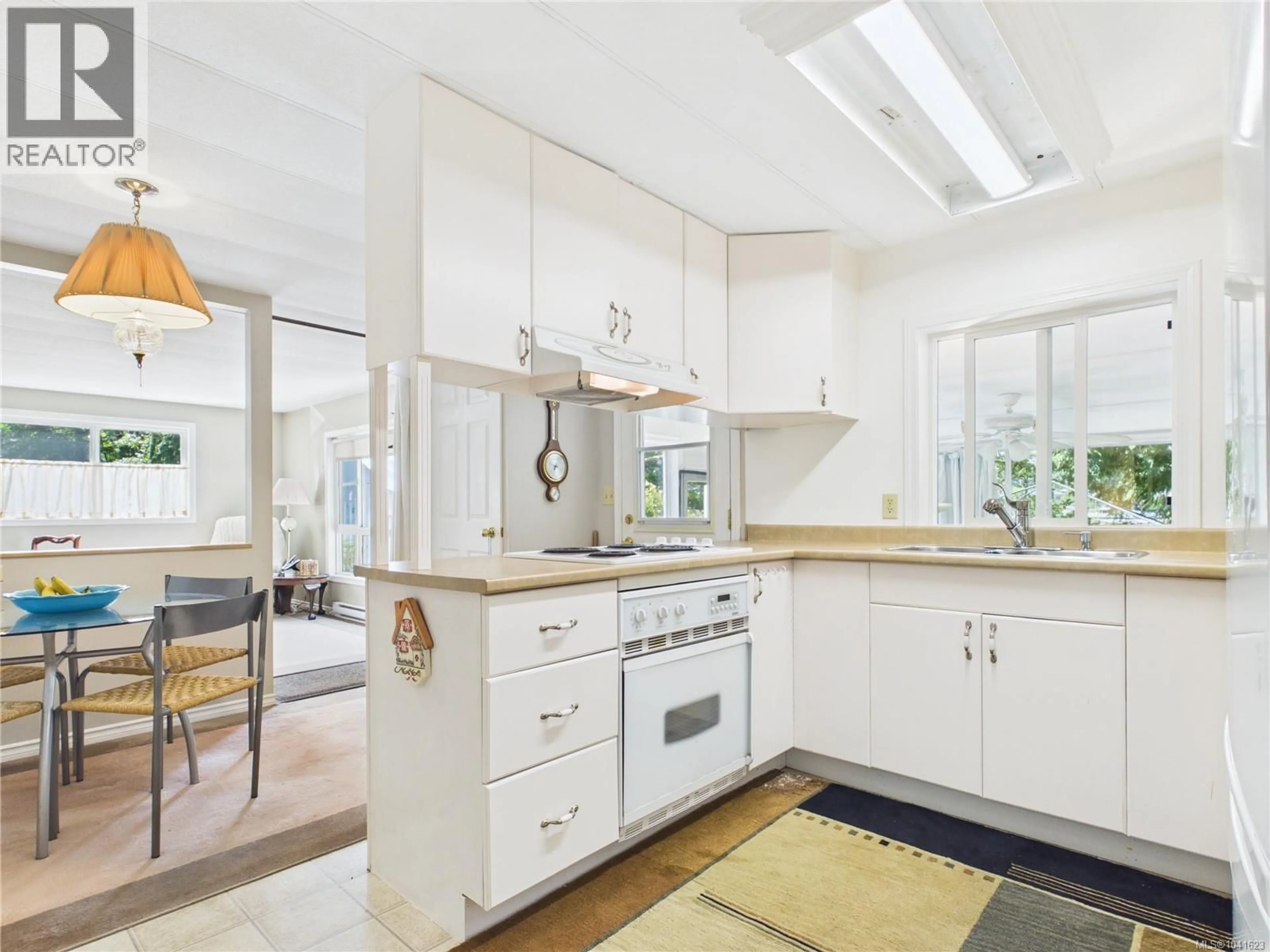 Open concept kitchen, ceramic/tile floor for 5 - 25 MAKI ROAD, Nanaimo British Columbia V9R6N3