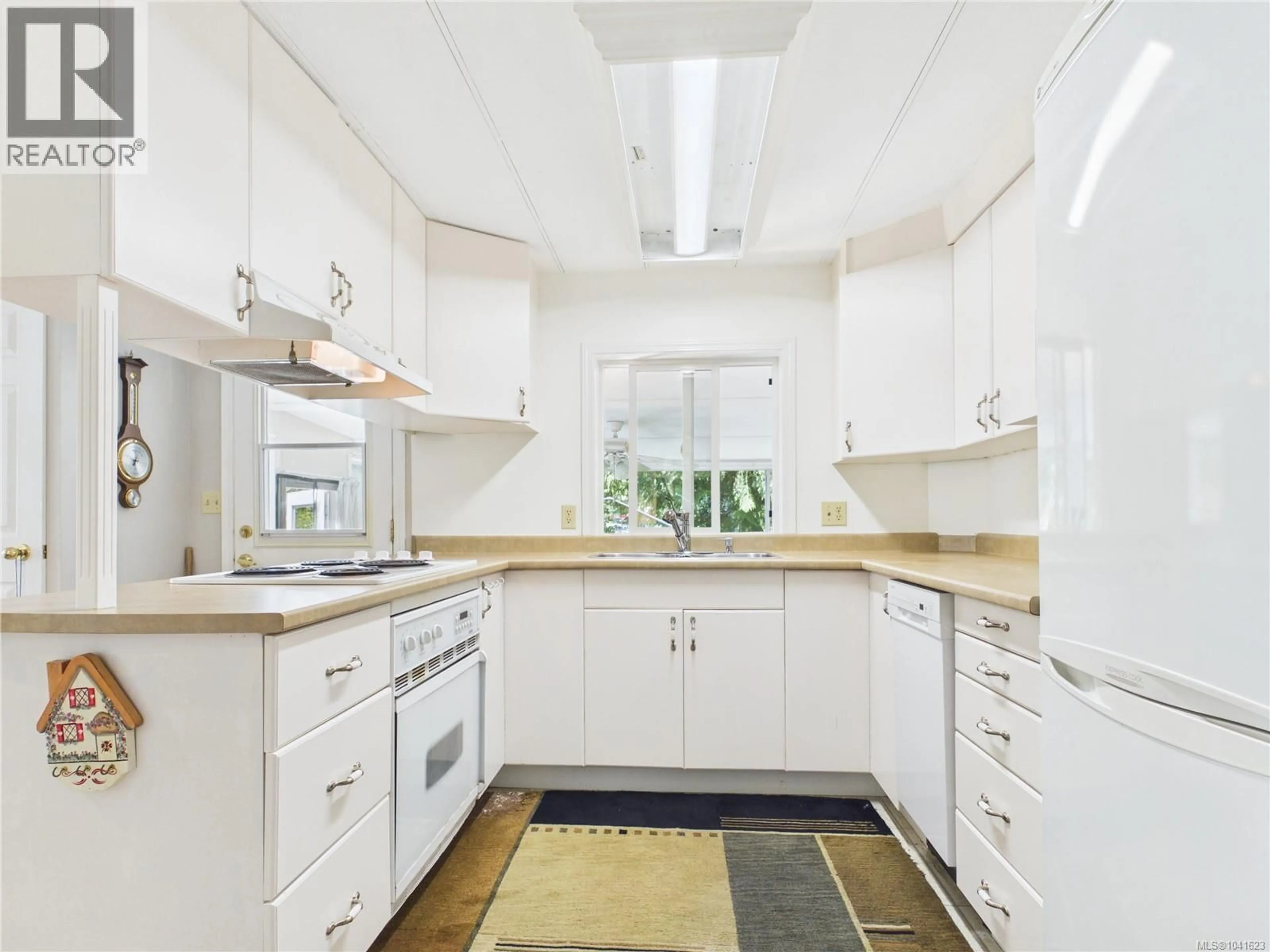 Standard kitchen, ceramic/tile floor for 5 - 25 MAKI ROAD, Nanaimo British Columbia V9R6N3