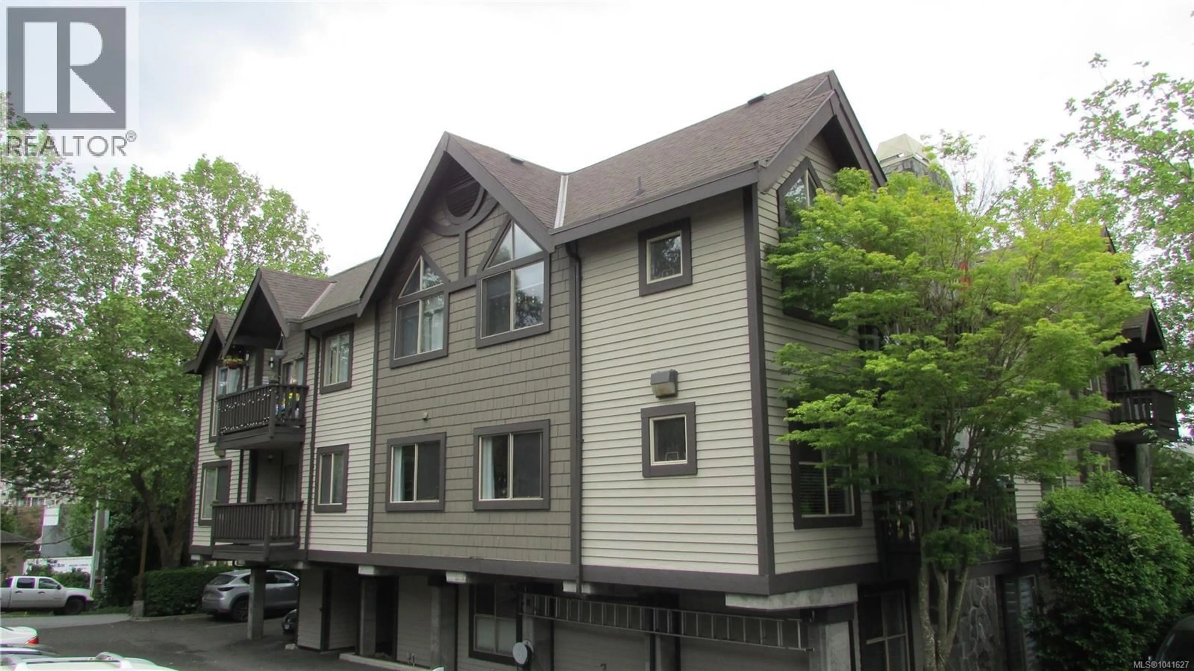 Home with vinyl exterior material, unknown for 302 - 108 GORGE ROAD WEST, Saanich British Columbia V9A1M2