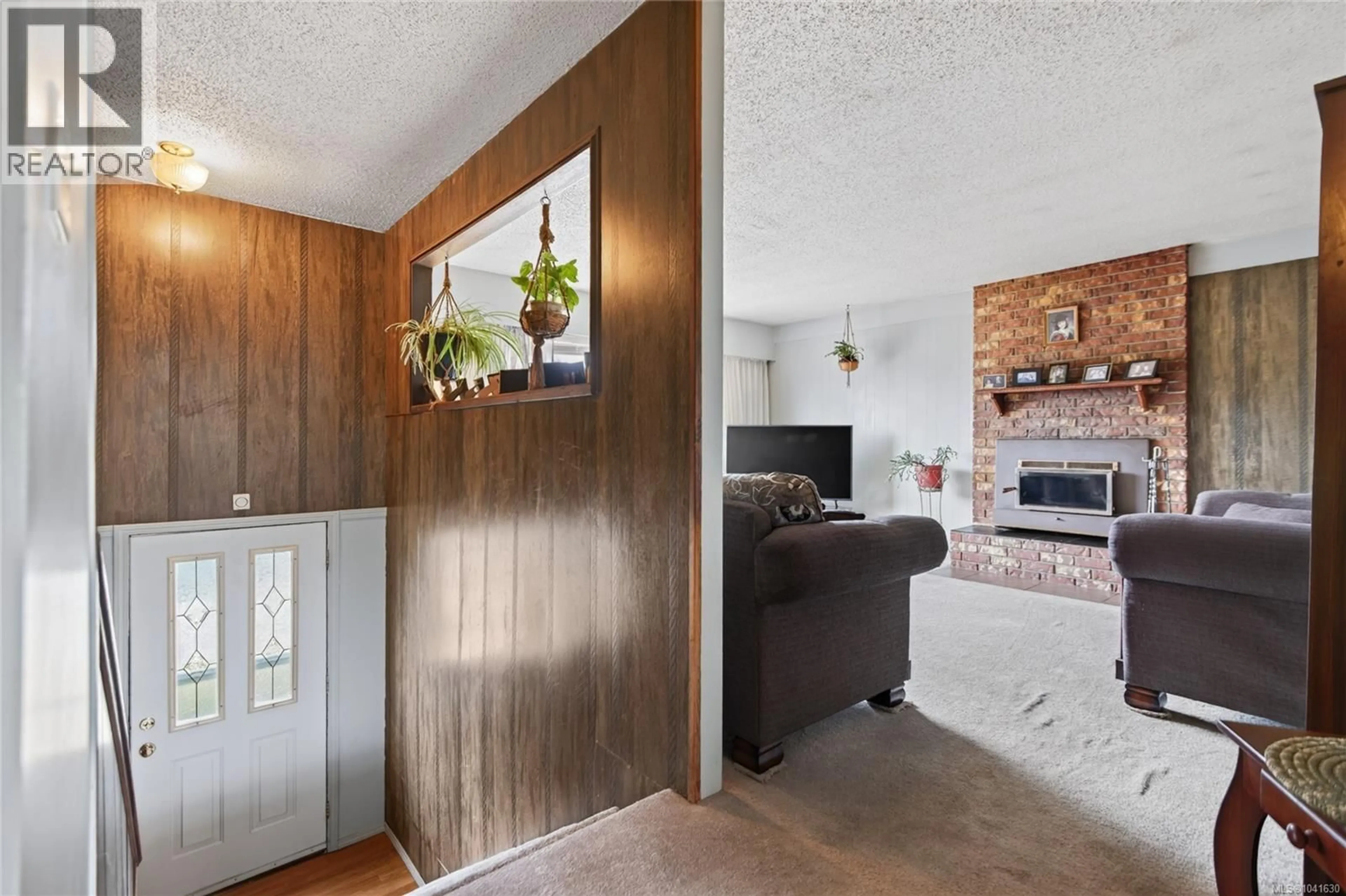 Indoor entryway for 2728 WINDERMERE AVENUE, Cumberland British Columbia V0R1S0