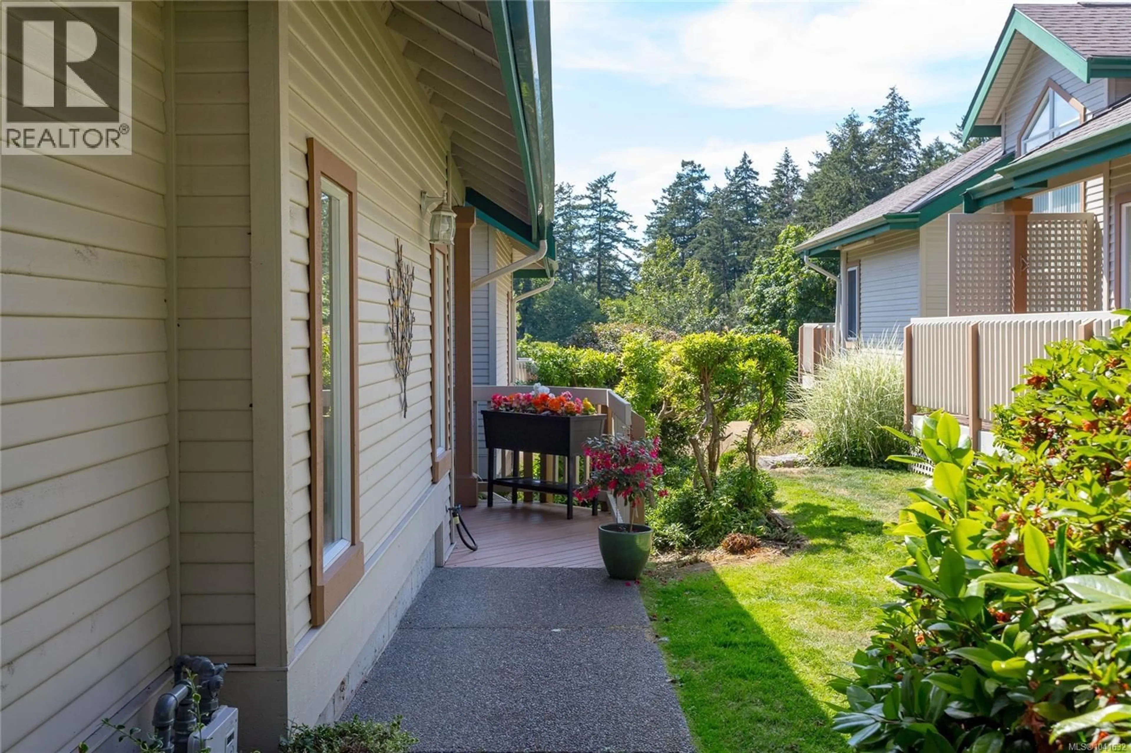 Patio, street for 76 - 530 MARSETT PLACE, Saanich British Columbia V8Z7J2