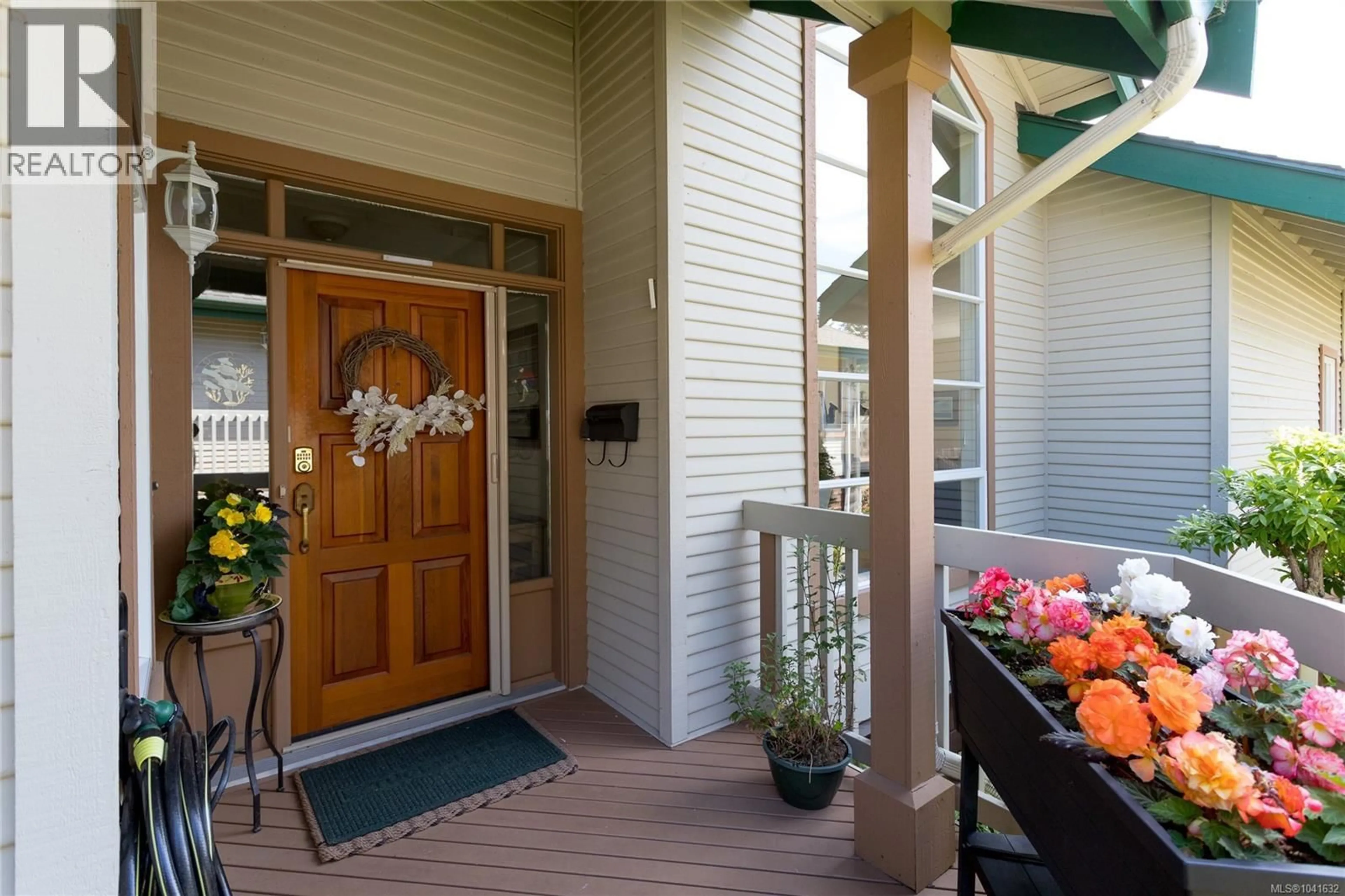Indoor entryway for 76 - 530 MARSETT PLACE, Saanich British Columbia V8Z7J2