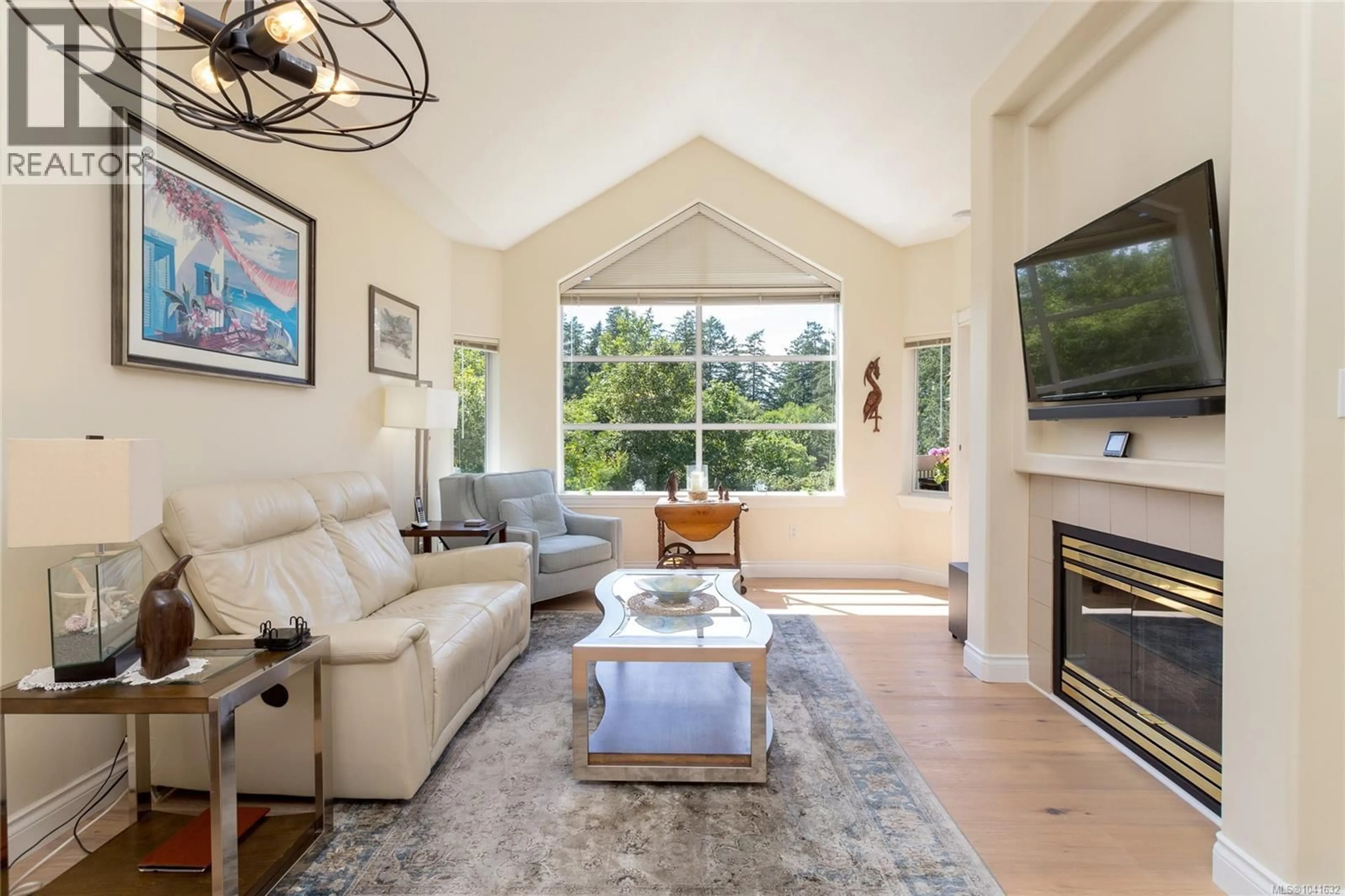 Living room with furniture, unknown for 76 - 530 MARSETT PLACE, Saanich British Columbia V8Z7J2