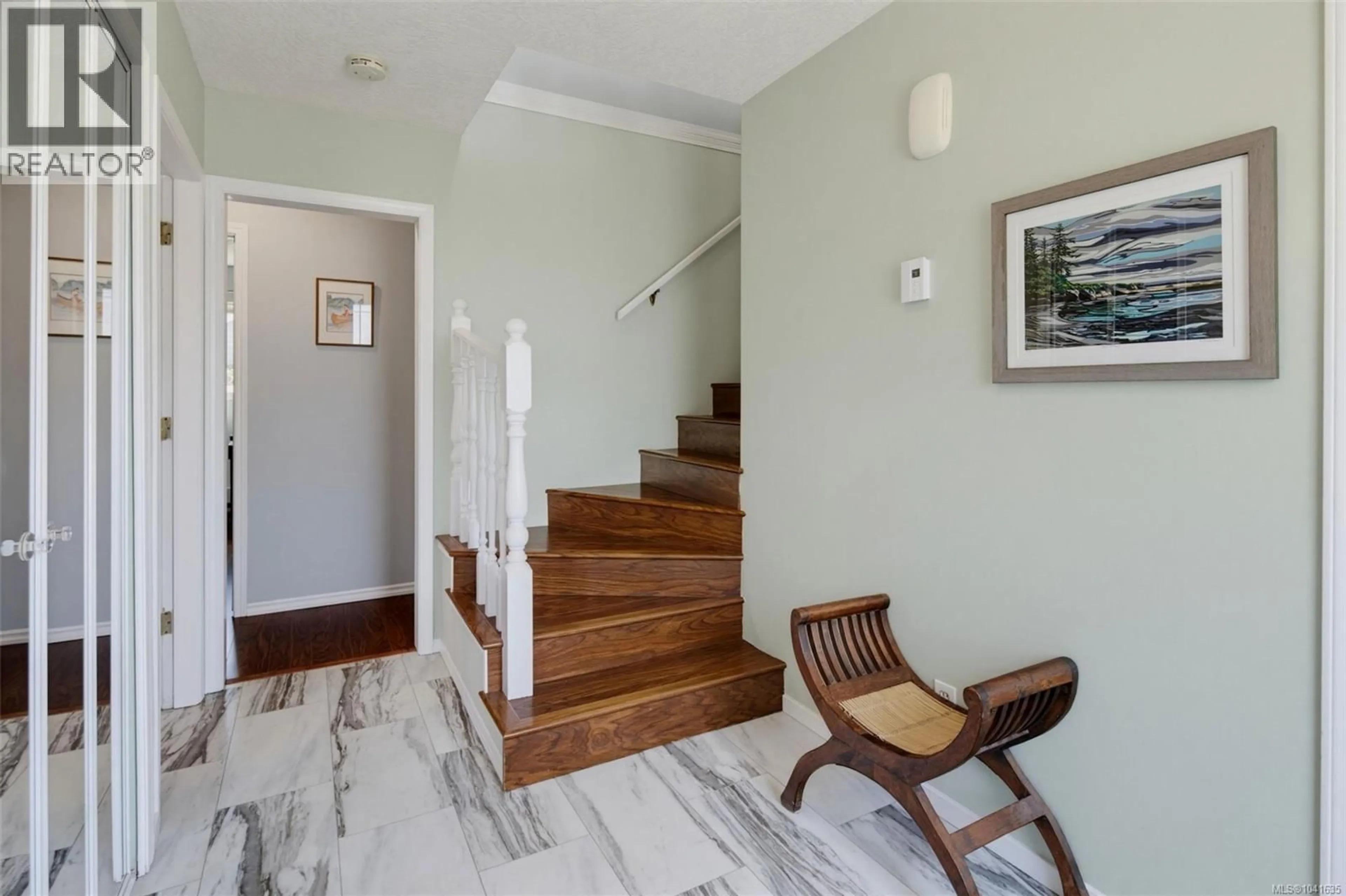 Indoor foyer for 4255 MOORPARK PLACE, Saanich British Columbia V8Z6N9