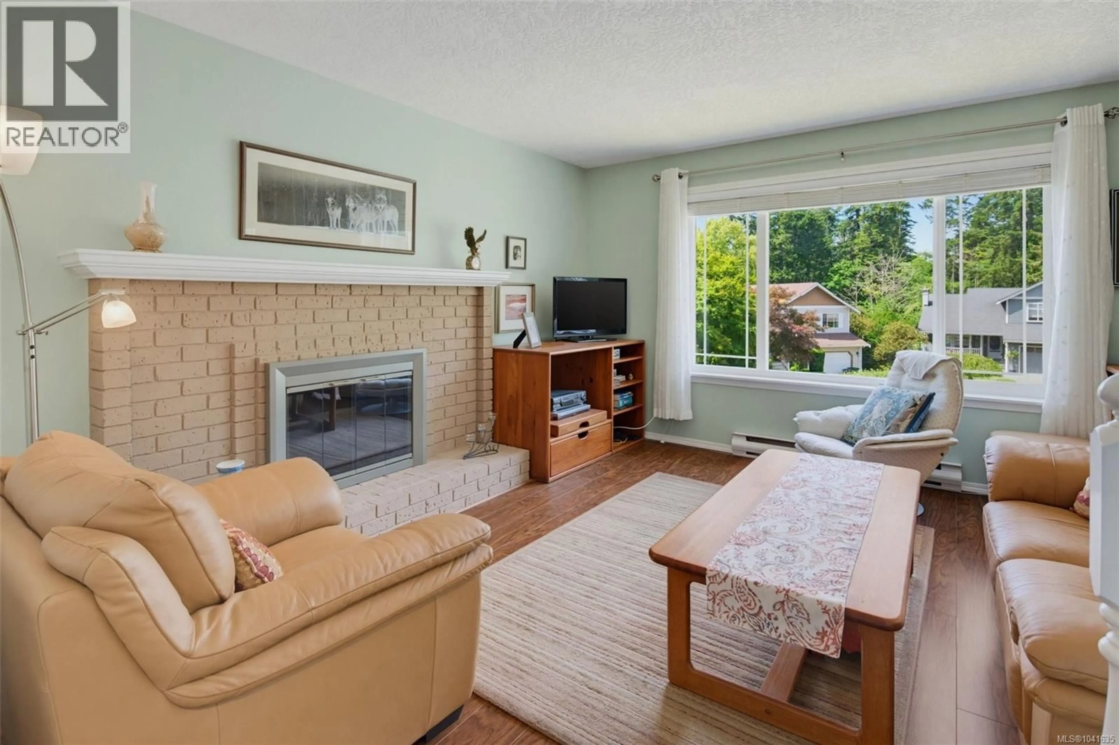 Living room with furniture, unknown for 4255 MOORPARK PLACE, Saanich British Columbia V8Z6N9