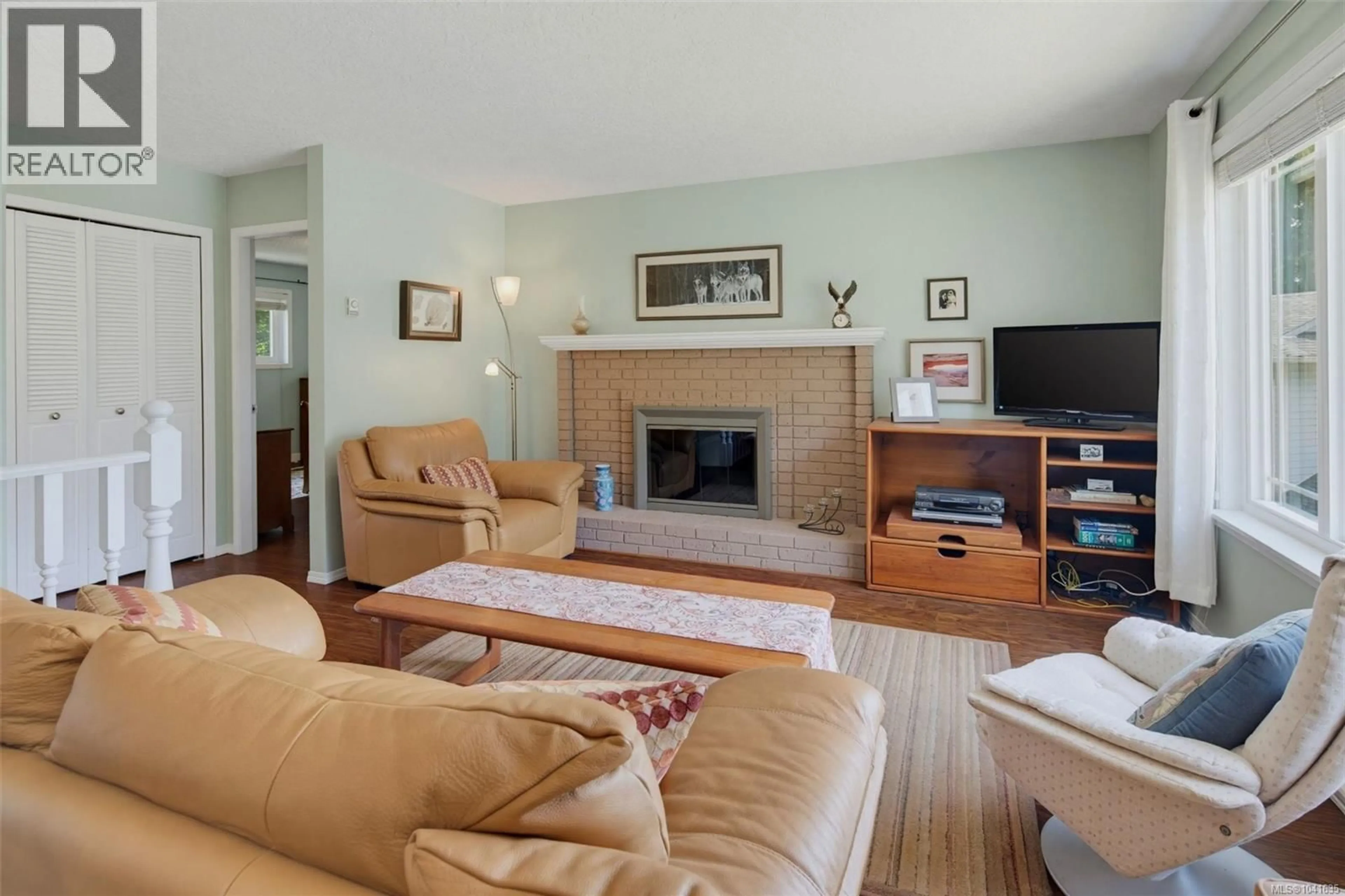 Living room with furniture, unknown for 4255 MOORPARK PLACE, Saanich British Columbia V8Z6N9