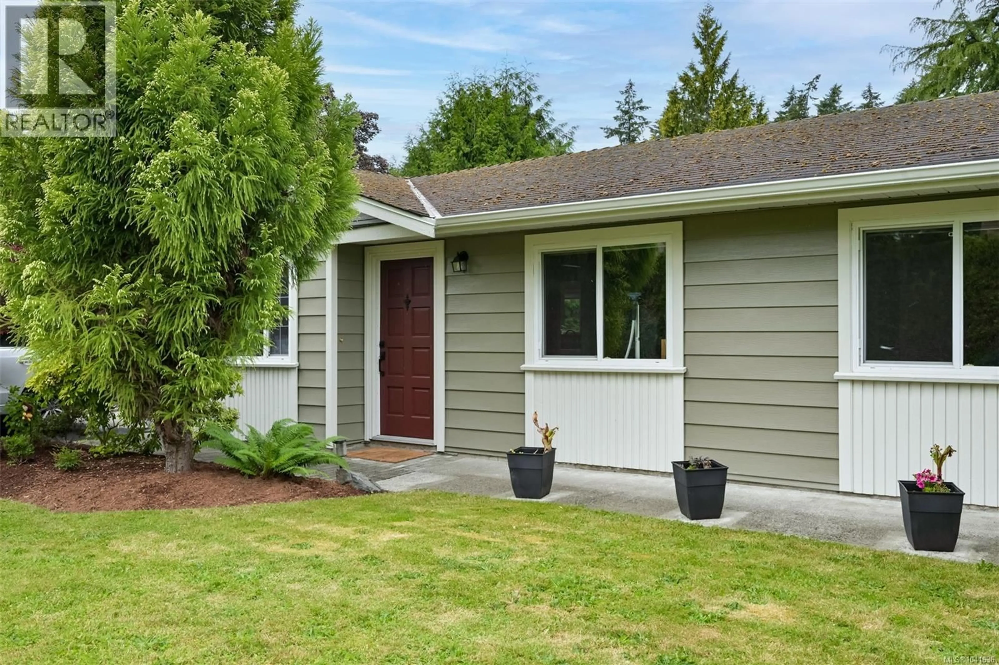 Home with vinyl exterior material, street for 7662 WALLACE DRIVE, Central Saanich British Columbia V8M1N5