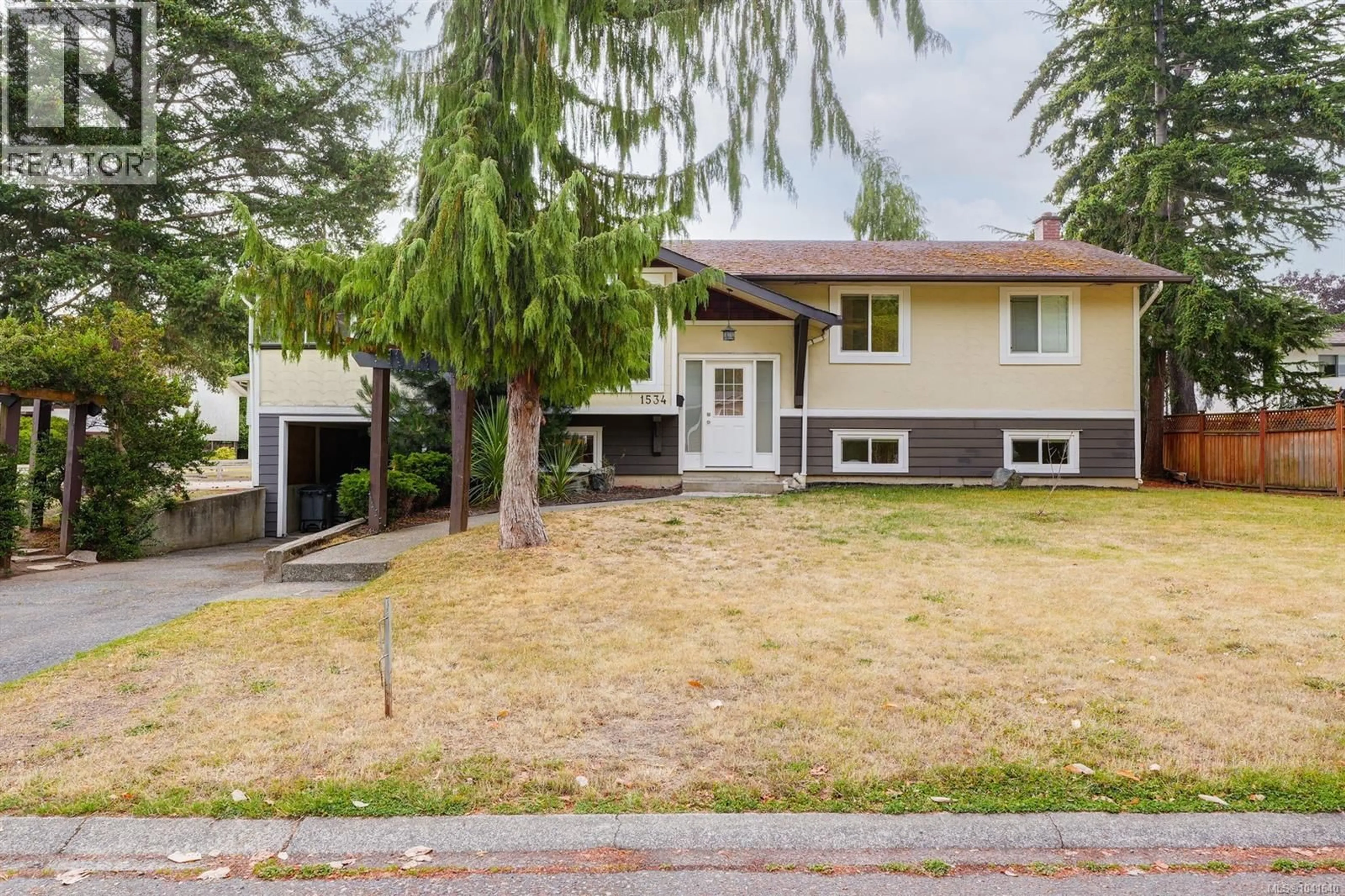 Home with vinyl exterior material, street for 1534 EDGEMONT ROAD, Saanich British Columbia V8N4P9