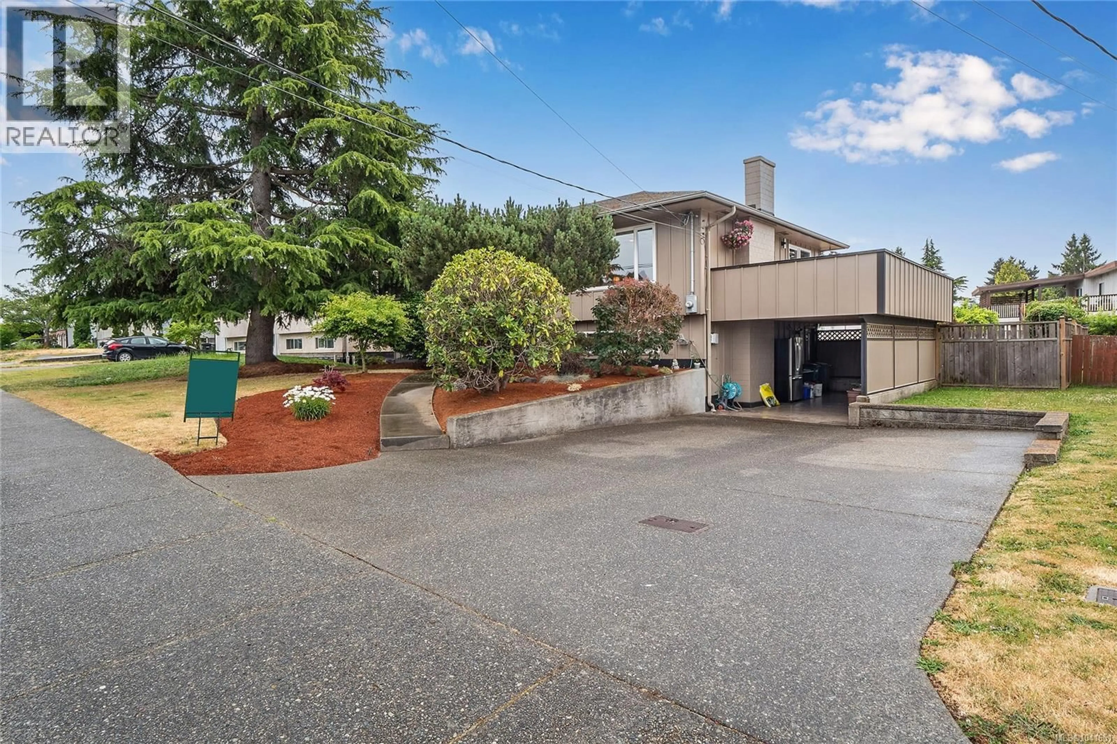 A pic from outside/outdoor area/front of a property/back of a property/a pic from drone, street for 1571 KENMORE ROAD, Saanich British Columbia V8N2E2