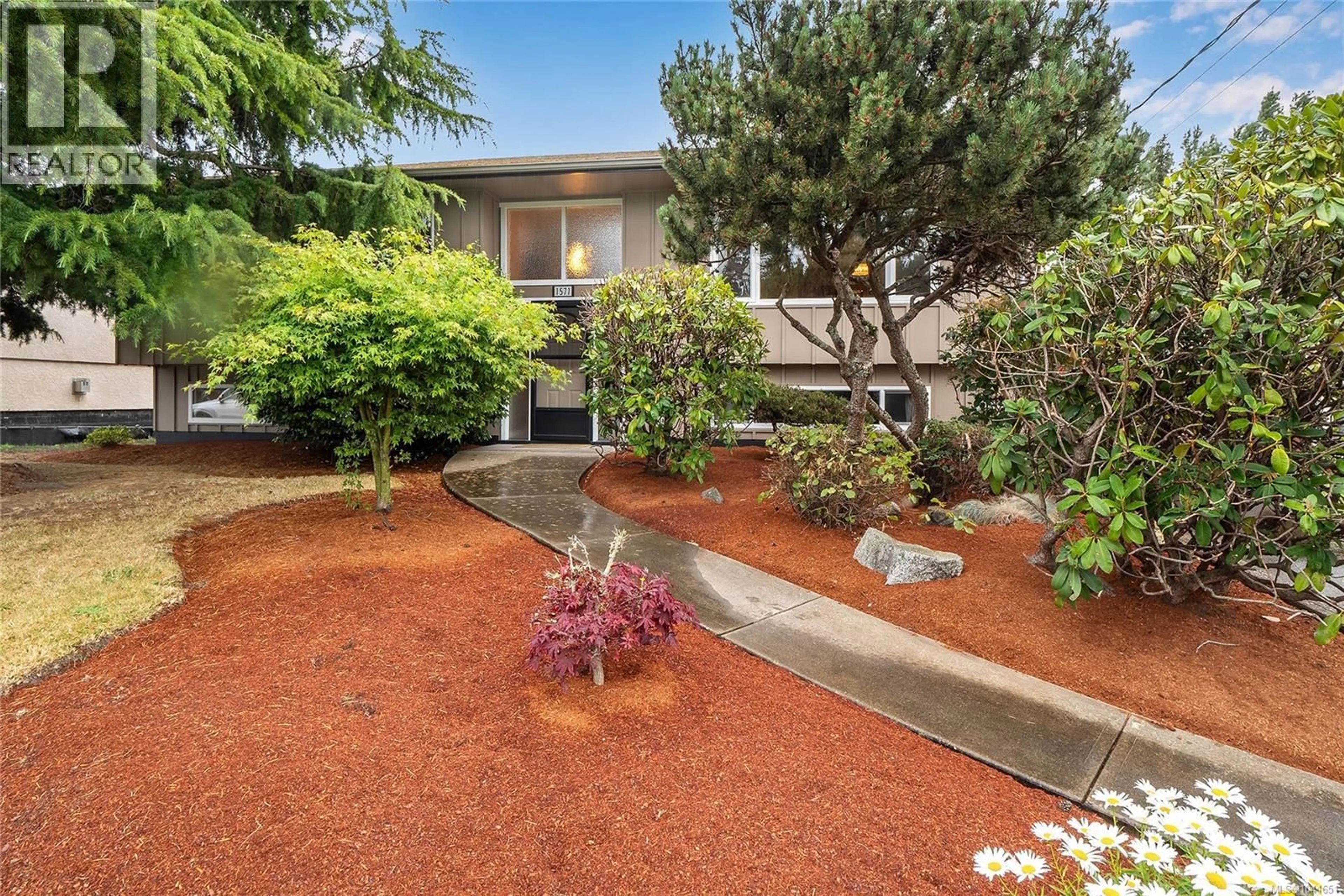 Patio, street for 1571 KENMORE ROAD, Saanich British Columbia V8N2E2