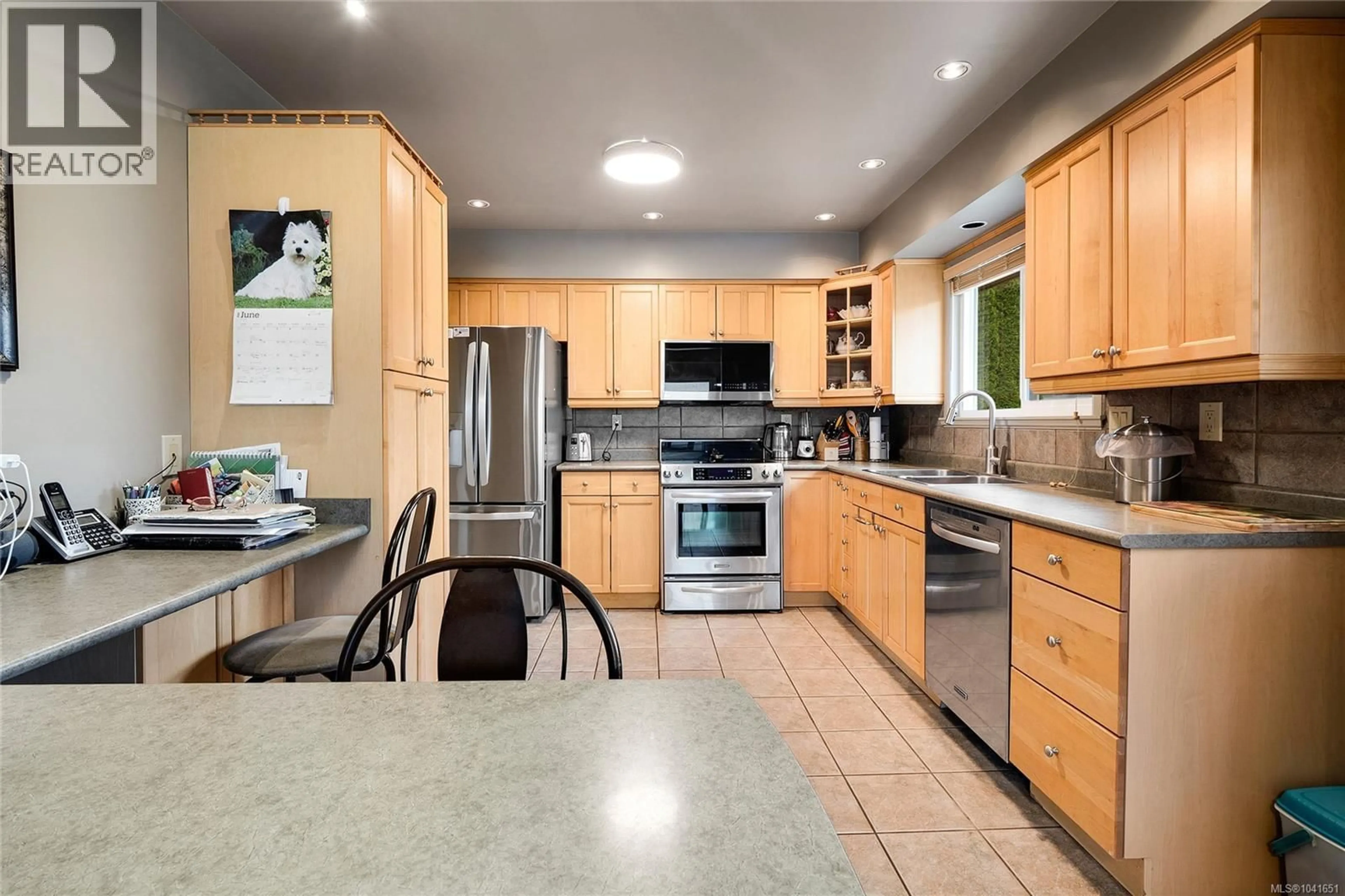 Open concept kitchen, ceramic/tile floor for 1571 KENMORE ROAD, Saanich British Columbia V8N2E2