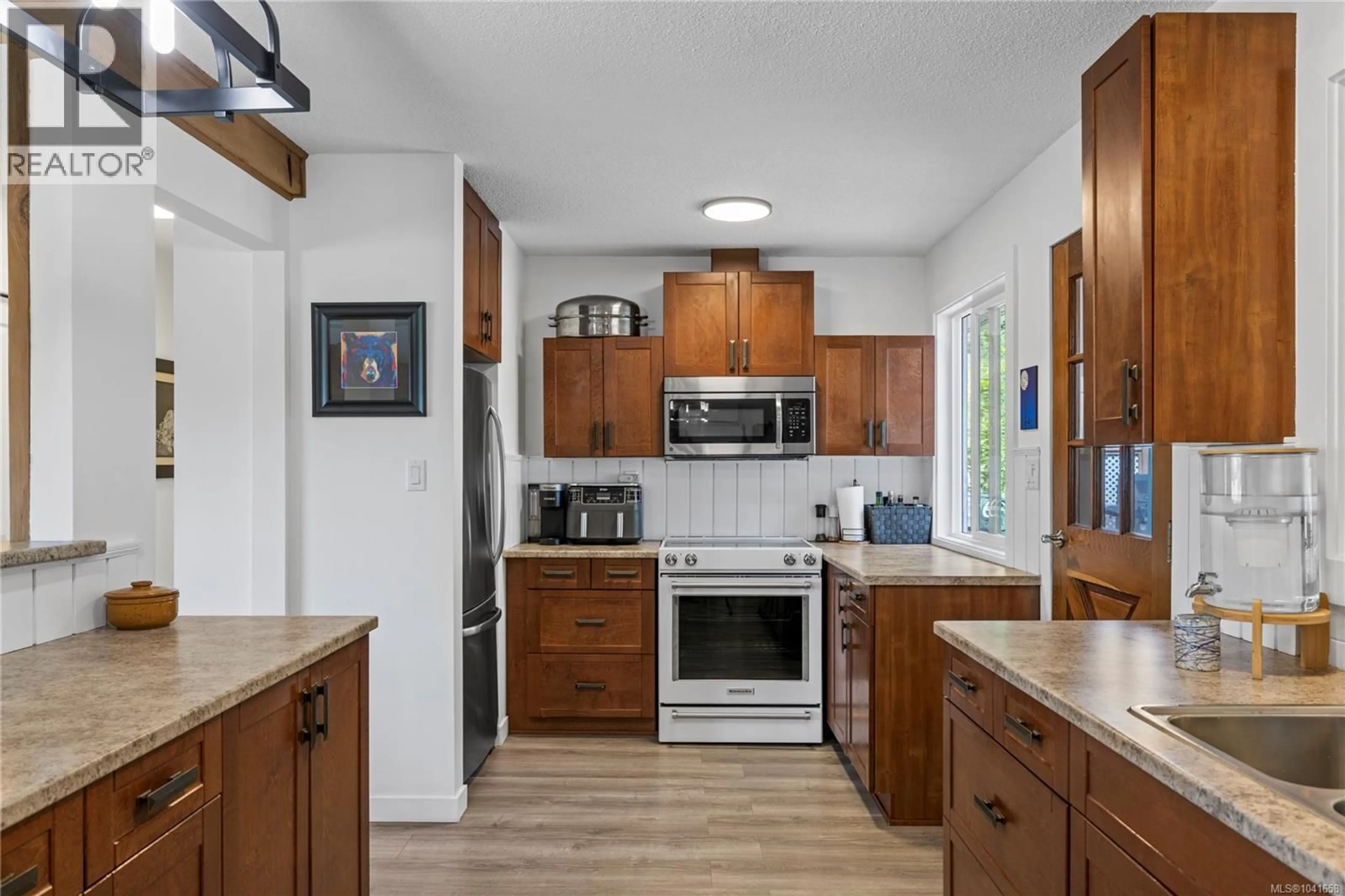 Standard kitchen, ceramic/tile floor for 16 SANGSTER PLACE, Parksville British Columbia V9P1G4