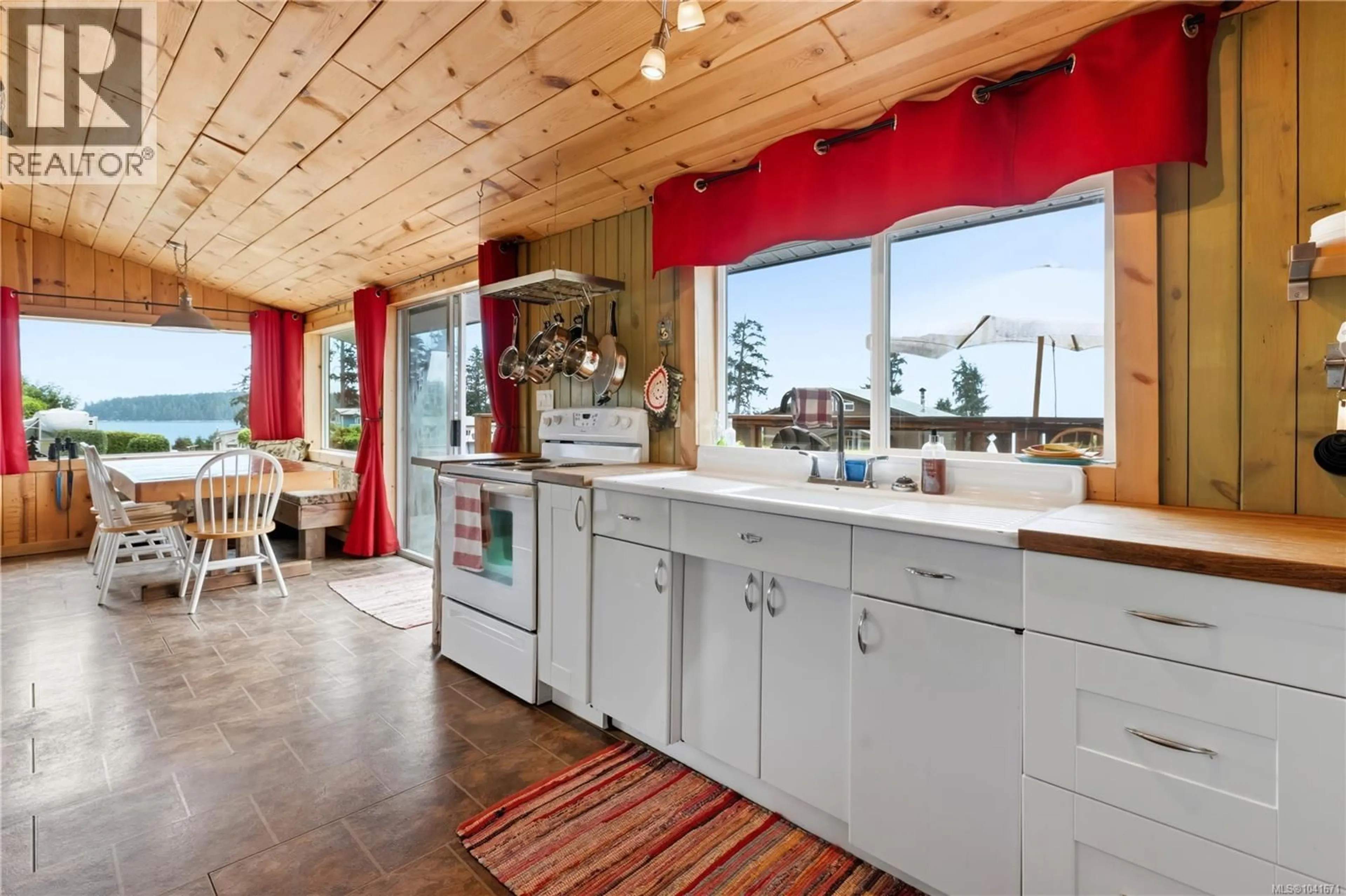 Open concept kitchen, unknown for 1033 SEVENTH AVENUE, Ucluelet British Columbia V0R3A0