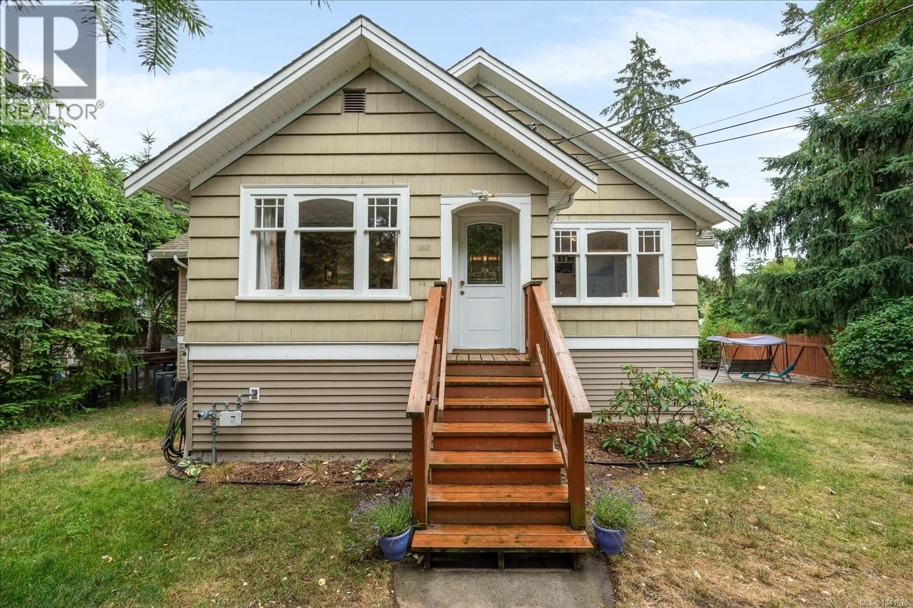 Home with vinyl exterior material, street for 691 BEGBIE STREET, Nanaimo British Columbia V9S1N6