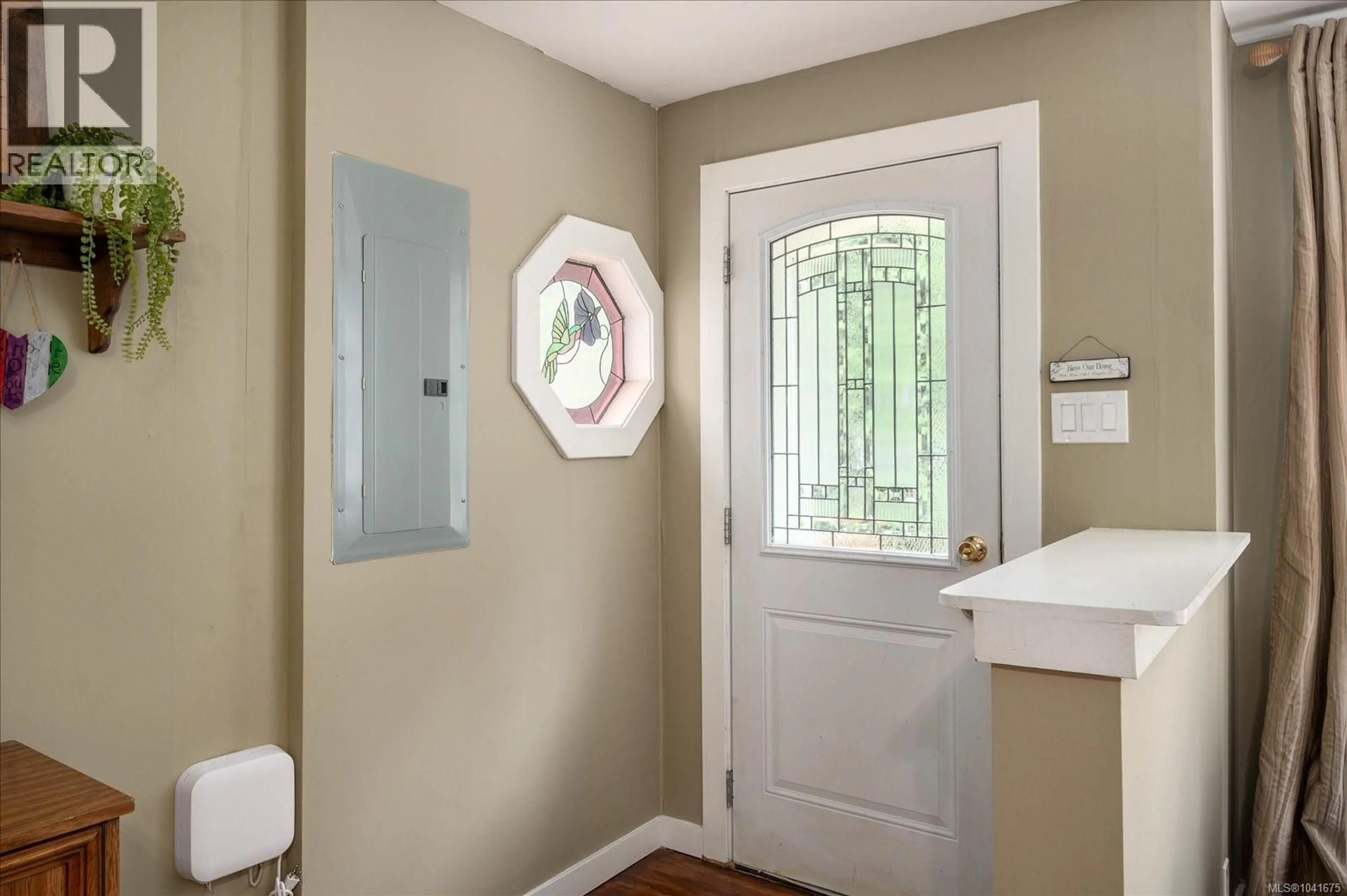 Indoor entryway for 691 BEGBIE STREET, Nanaimo British Columbia V9S1N6