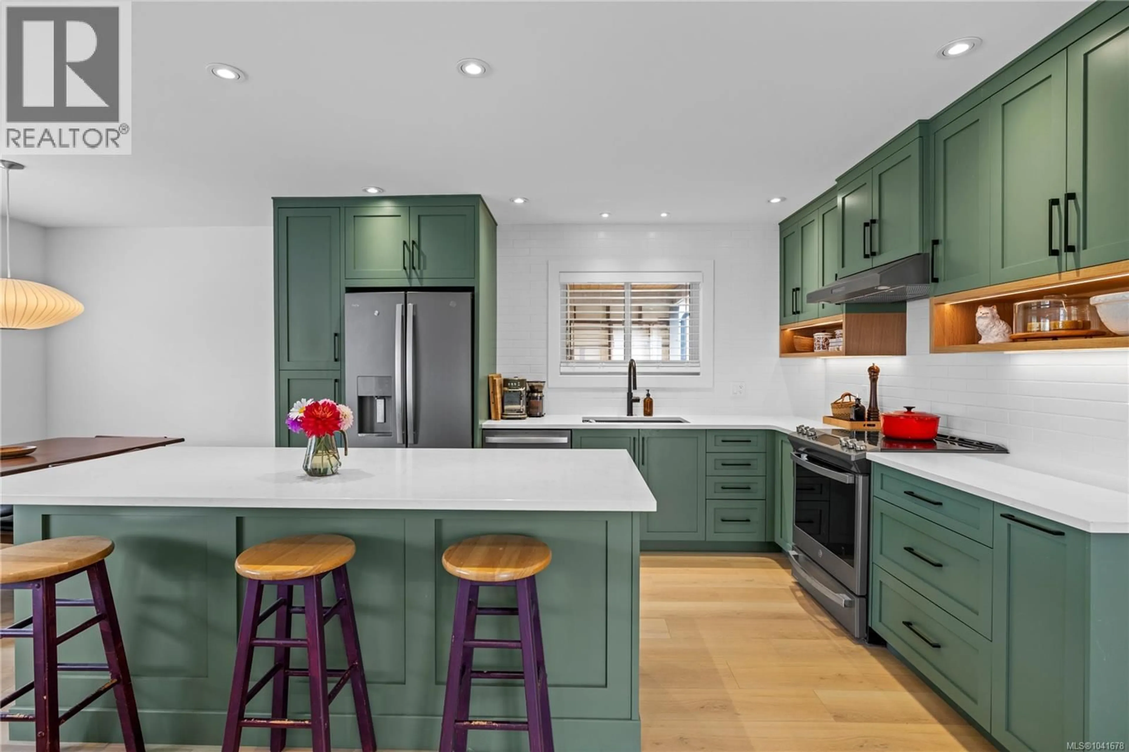 Contemporary kitchen, unknown for 238 BAGSHAW STREET, Parksville British Columbia V9P2H1
