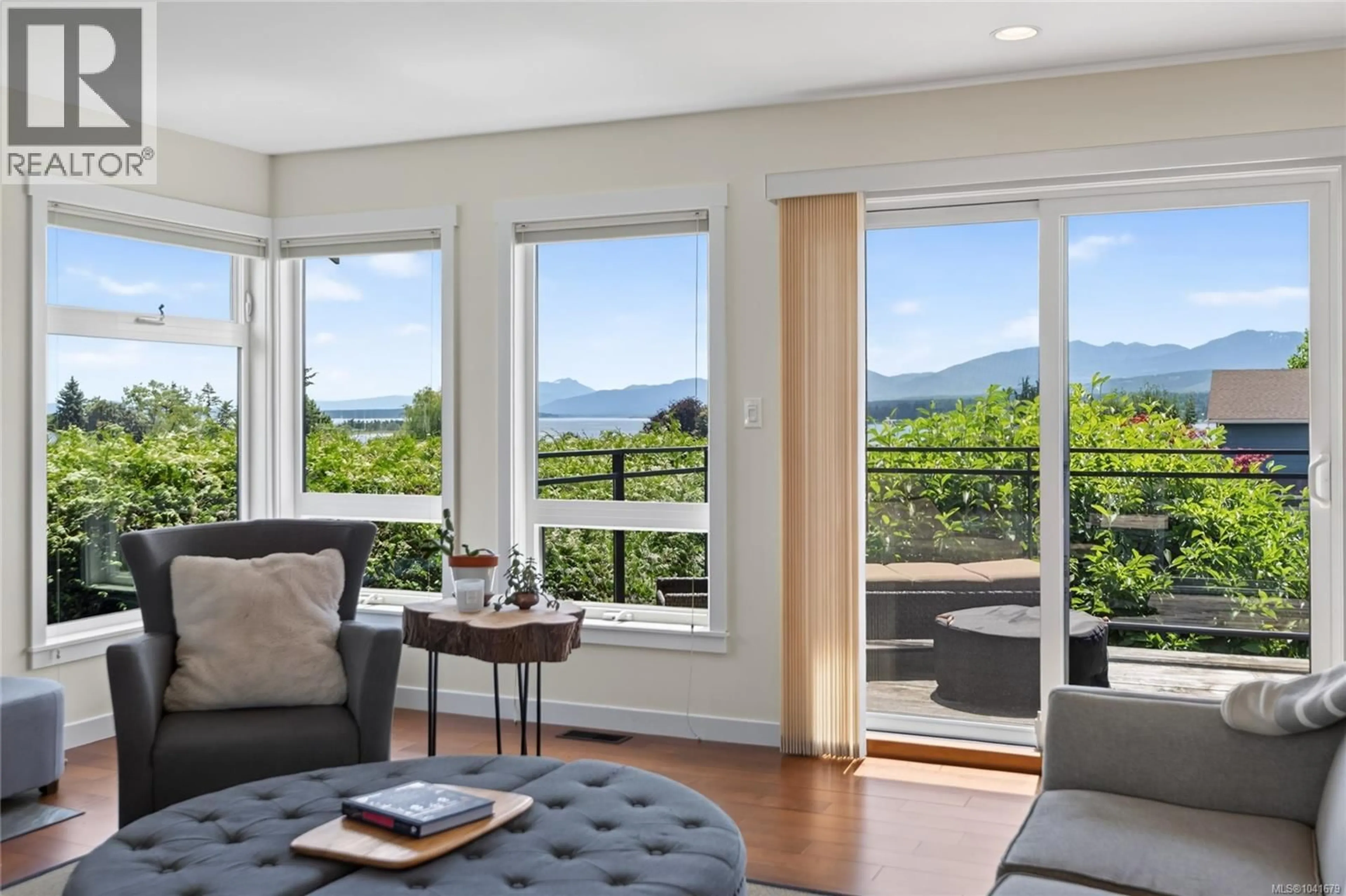 Living room with furniture, unknown for 2052 BEAUFORT AVENUE, Comox British Columbia V9M1V9