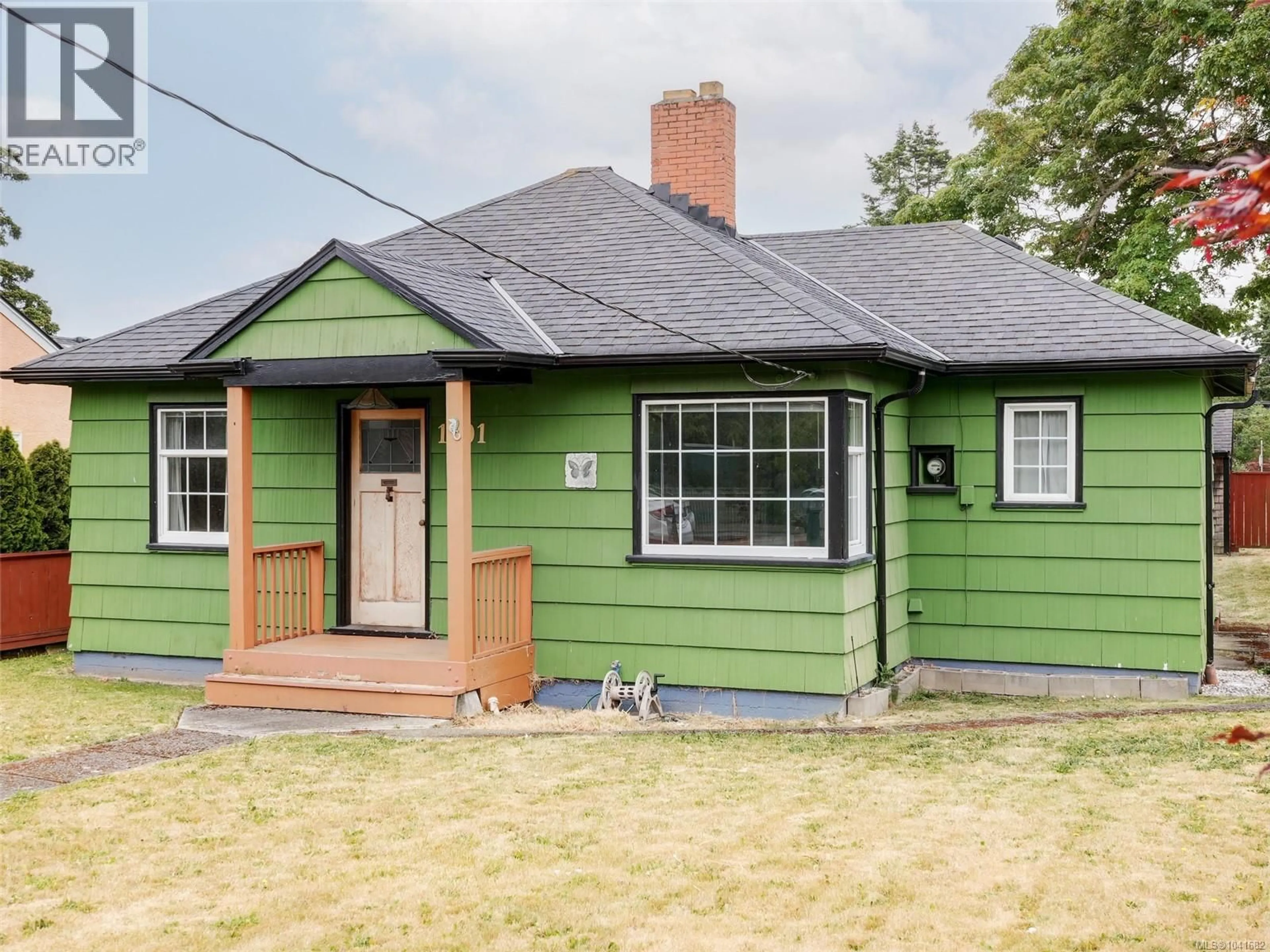 Home with vinyl exterior material, street for 1501 OAKLAND AVENUE, Victoria British Columbia V8T2L1