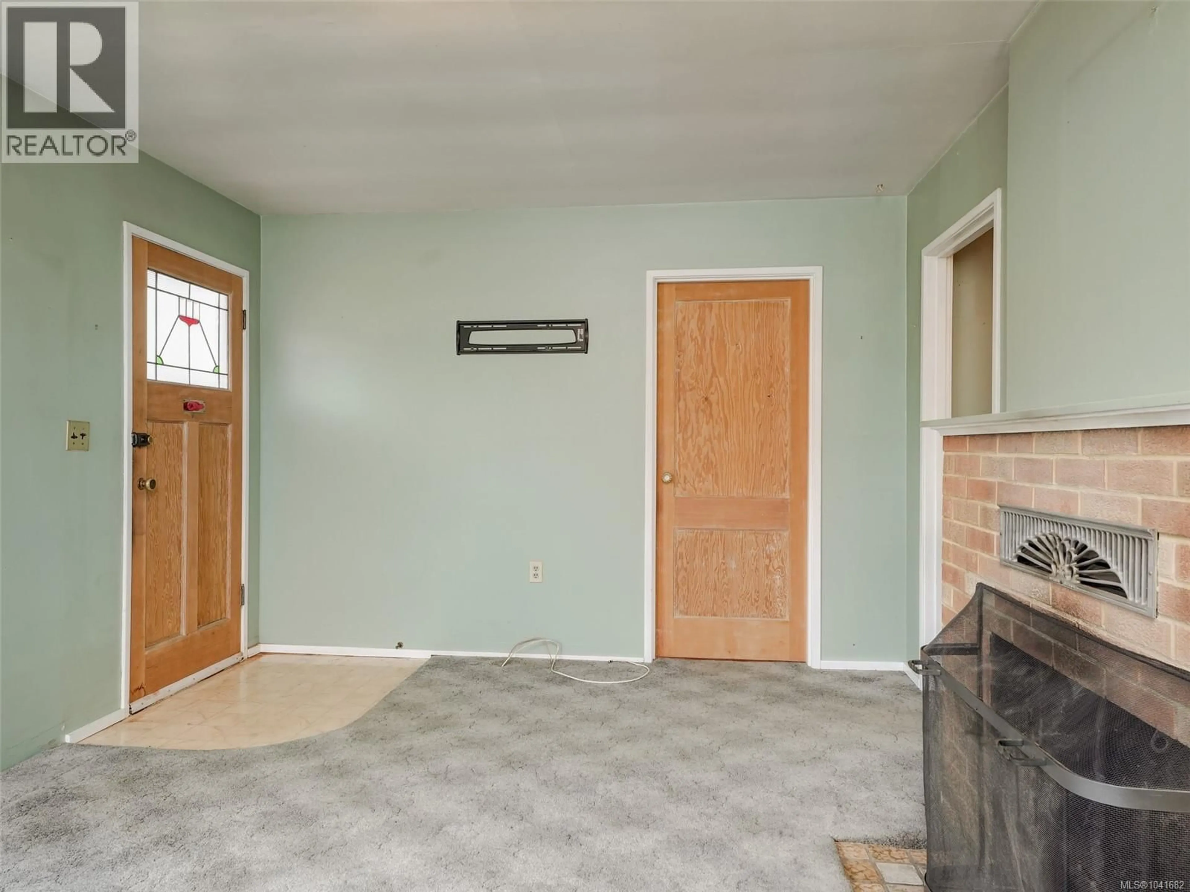 Indoor entryway for 1501 OAKLAND AVENUE, Victoria British Columbia V8T2L1