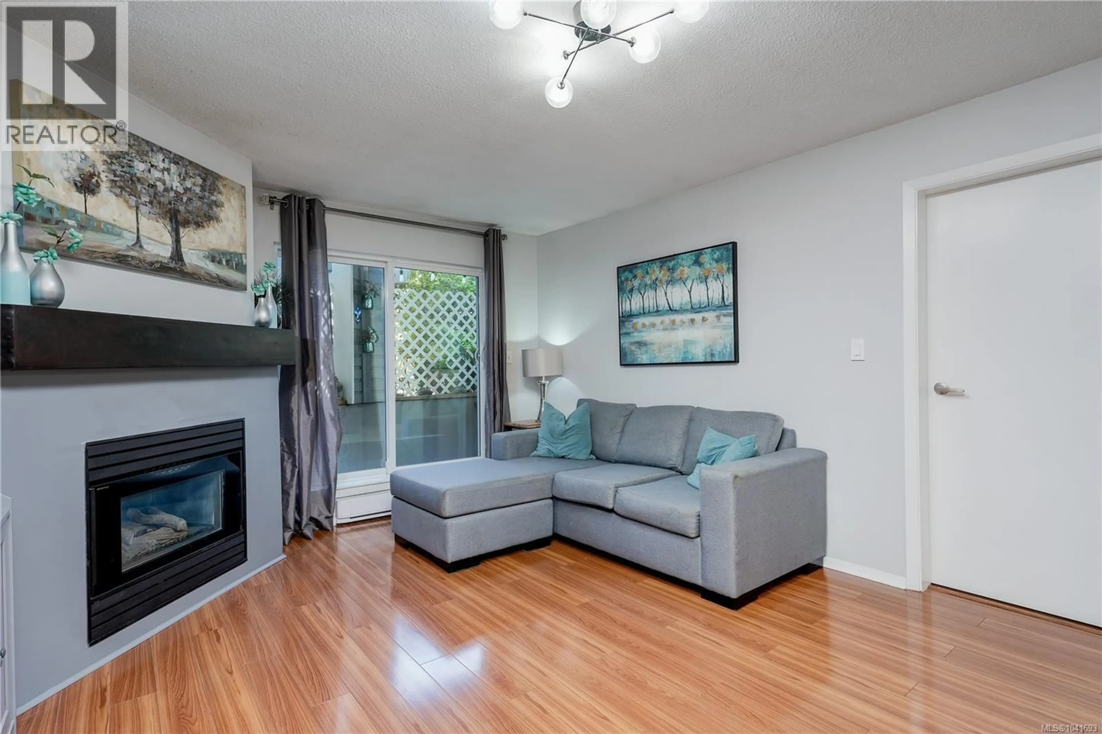 Living room with furniture, wood/laminate floor for 101 - 3206 ALDER STREET, Saanich British Columbia V8X5A4