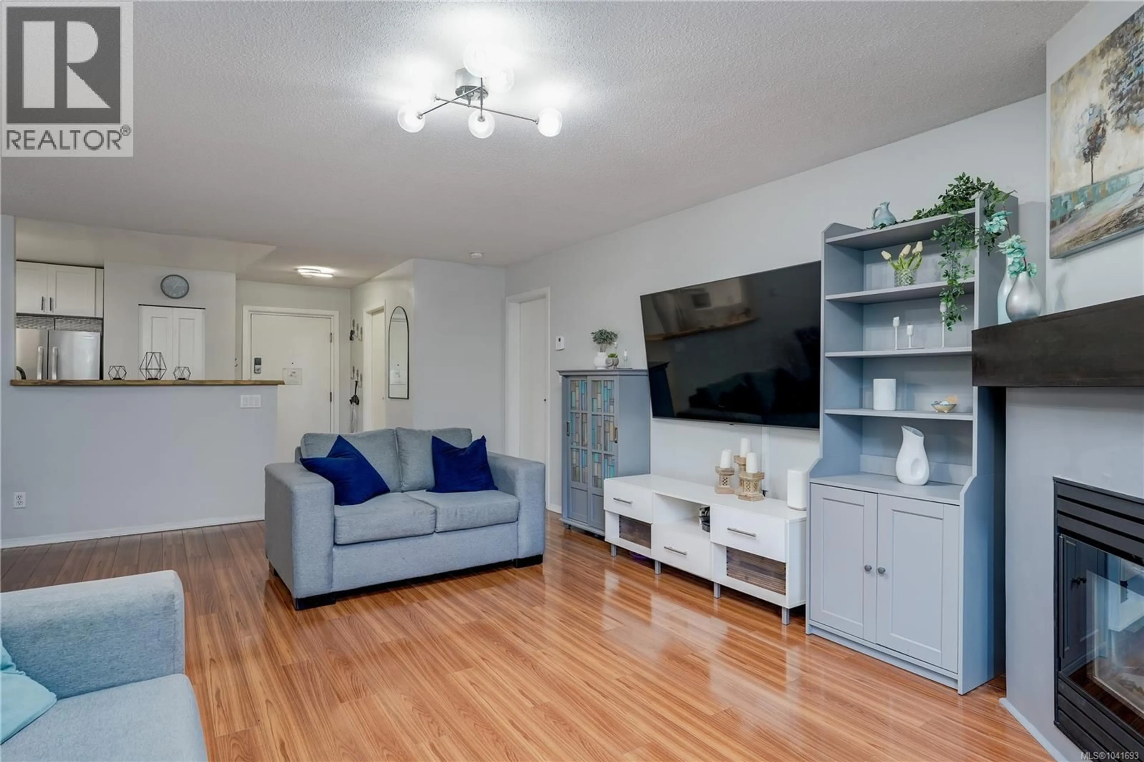 Living room with furniture, wood/laminate floor for 101 - 3206 ALDER STREET, Saanich British Columbia V8X5A4
