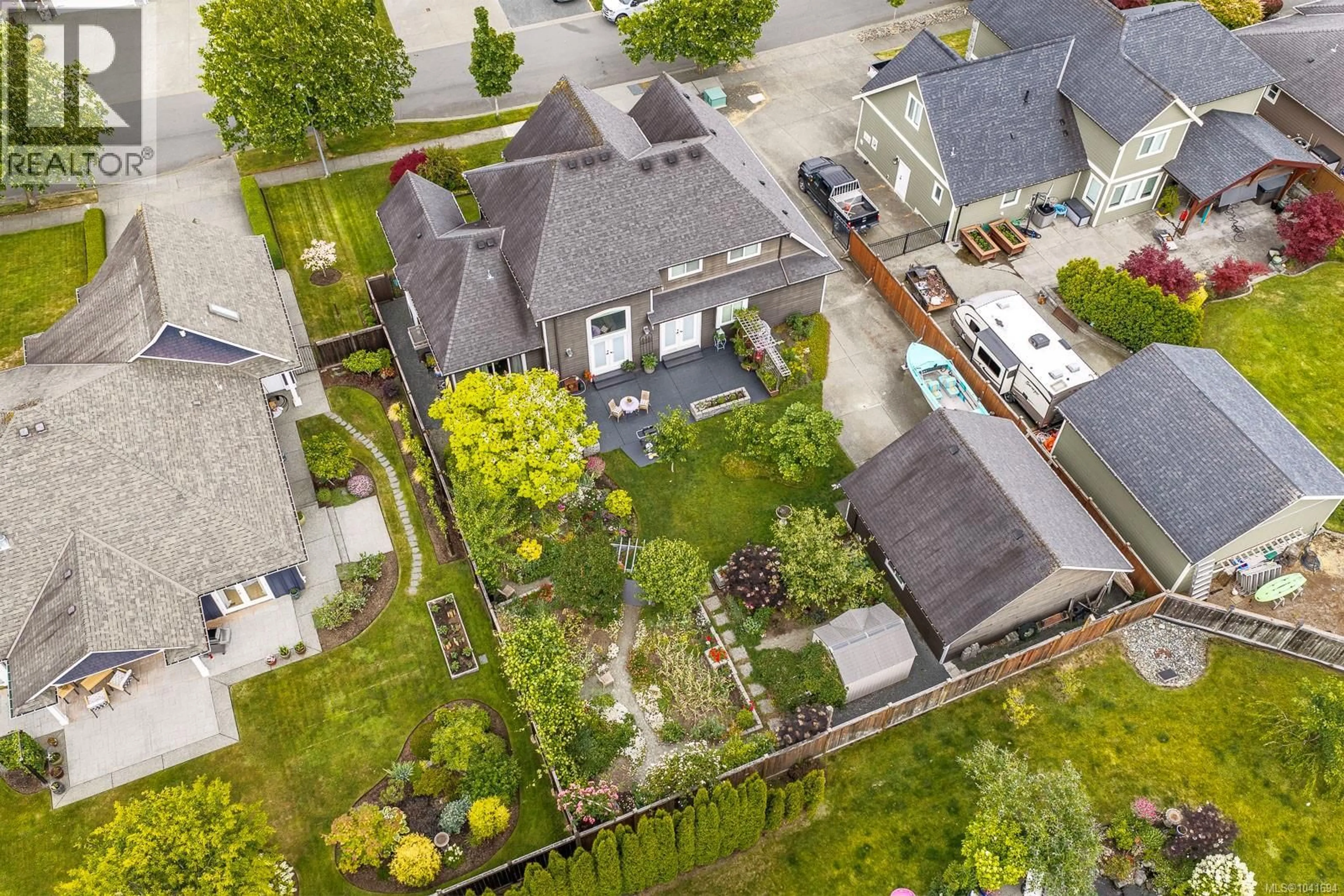 A pic from outside/outdoor area/front of a property/back of a property/a pic from drone, street for 3311 WISCONSIN WAY, Campbell River British Columbia V9H0A9