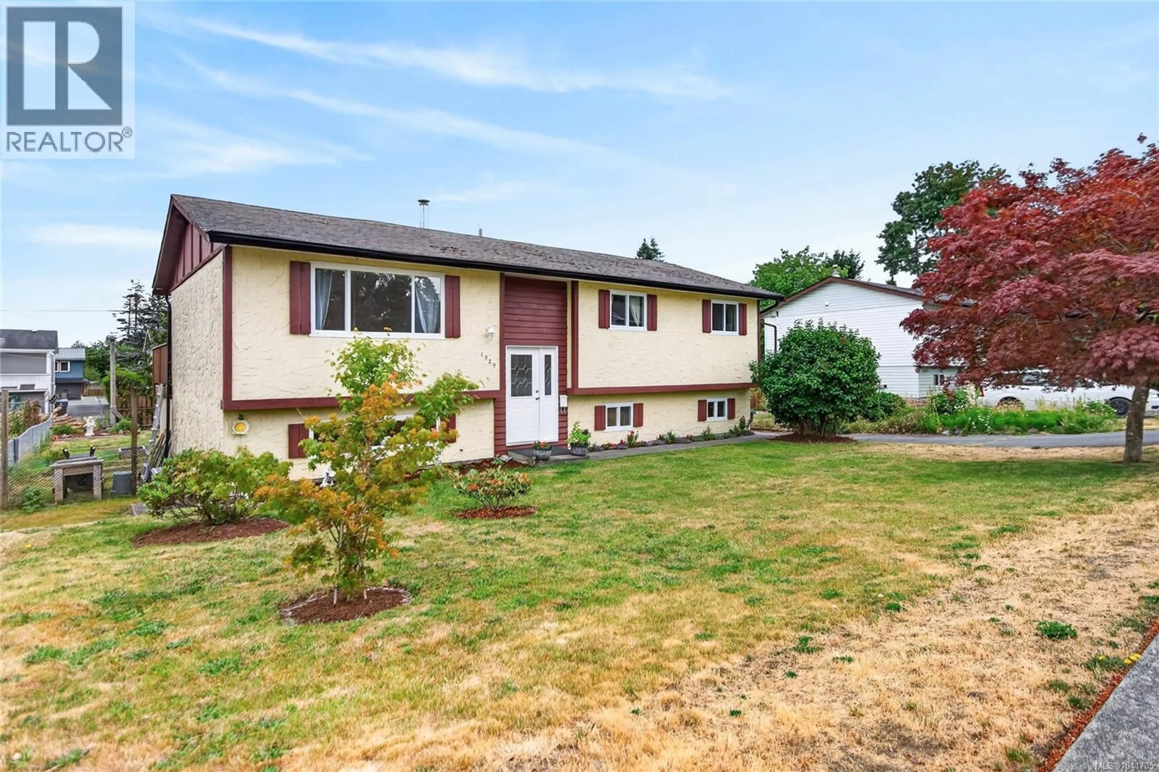 Home with vinyl exterior material, street for 1929 DOGWOOD DRIVE, Courtenay British Columbia V9N3B1