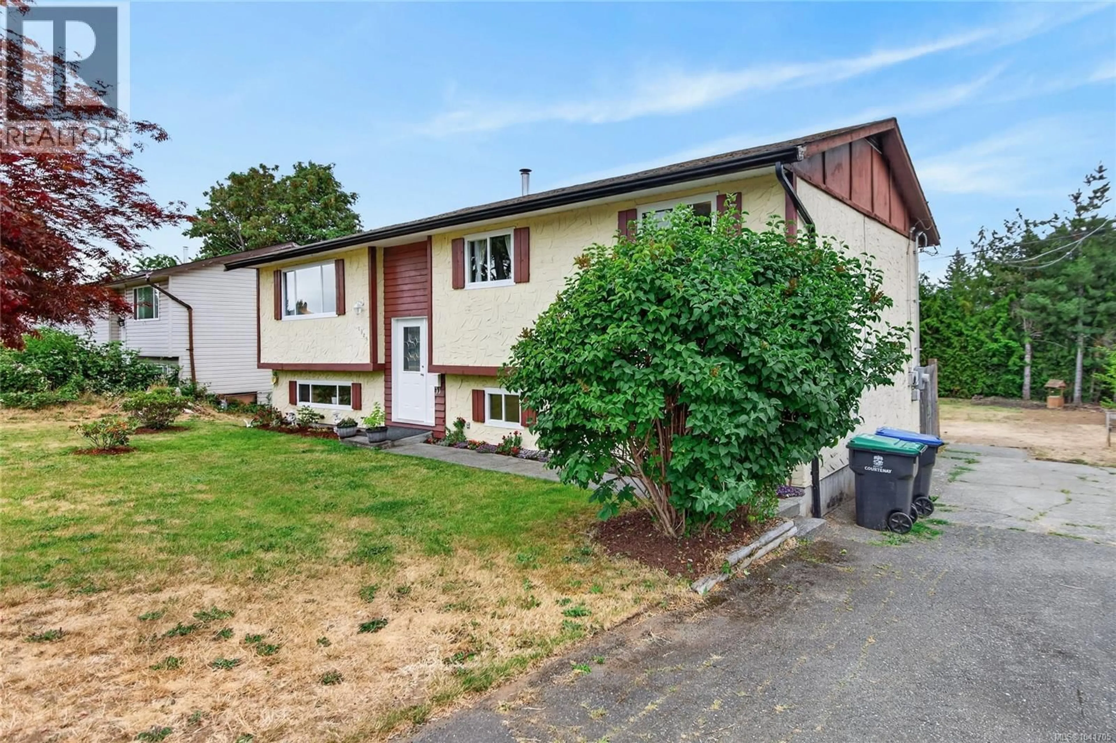 Home with vinyl exterior material, street for 1929 DOGWOOD DRIVE, Courtenay British Columbia V9N3B1